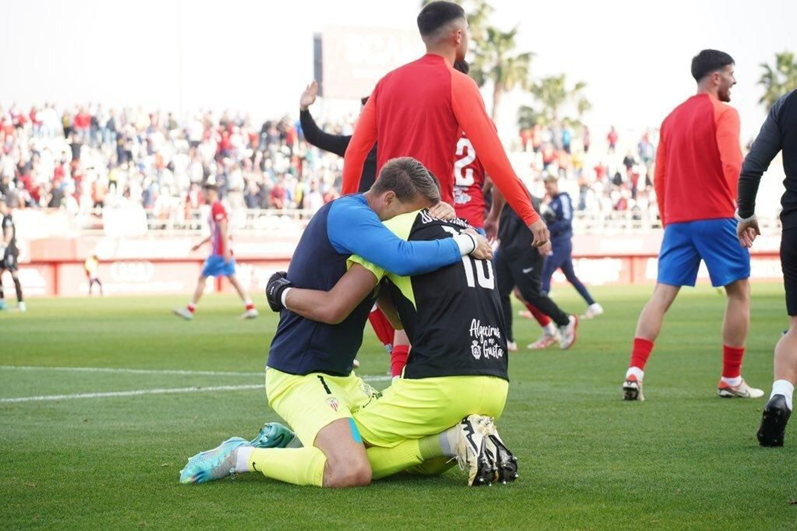 Lucho García y Marcos Lavín se abrazan tras la victoria contra el Linares