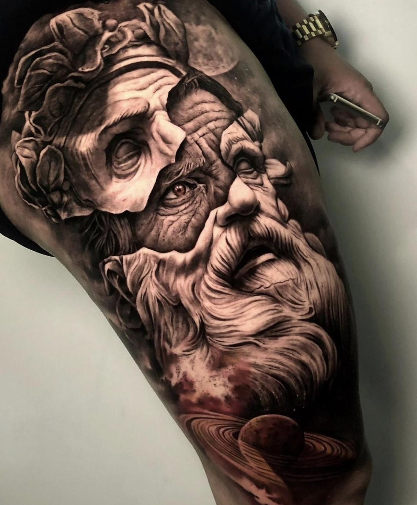 Sergio se especializa en el realismo en blanco y negro.