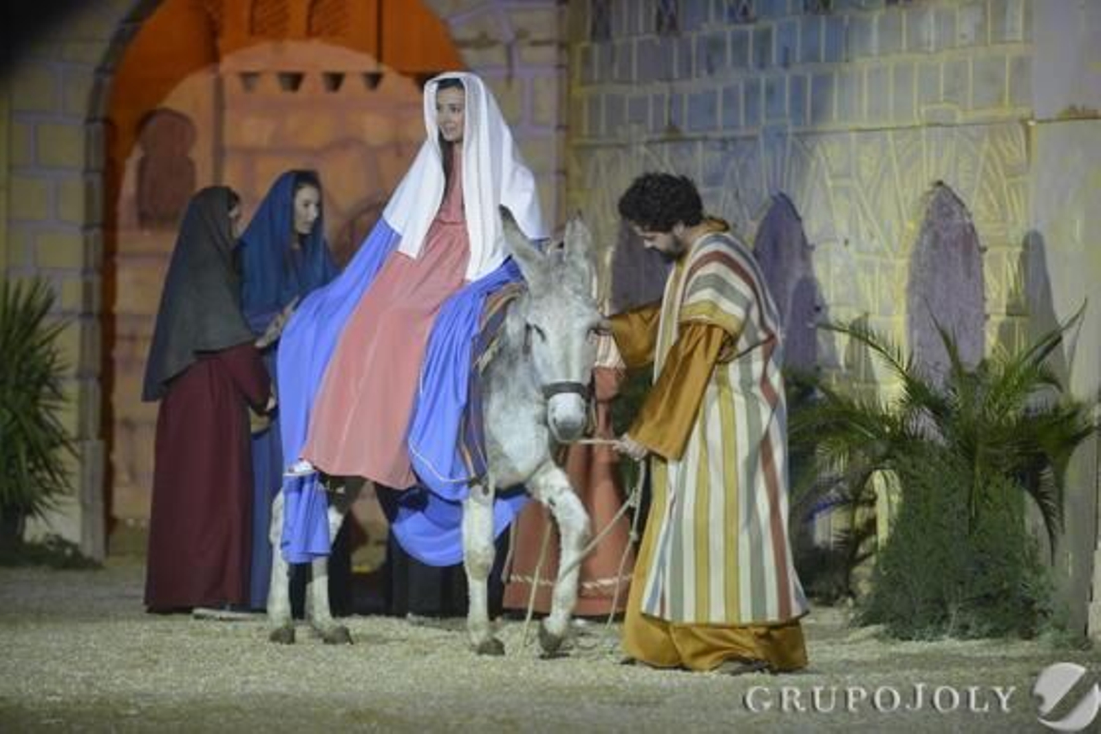 La primera representación del Auto de los Reyes Magos en Los Pedroches consigue un lleno absoluto pese al mal tiempo.

Foto: Sánchez Ruiz