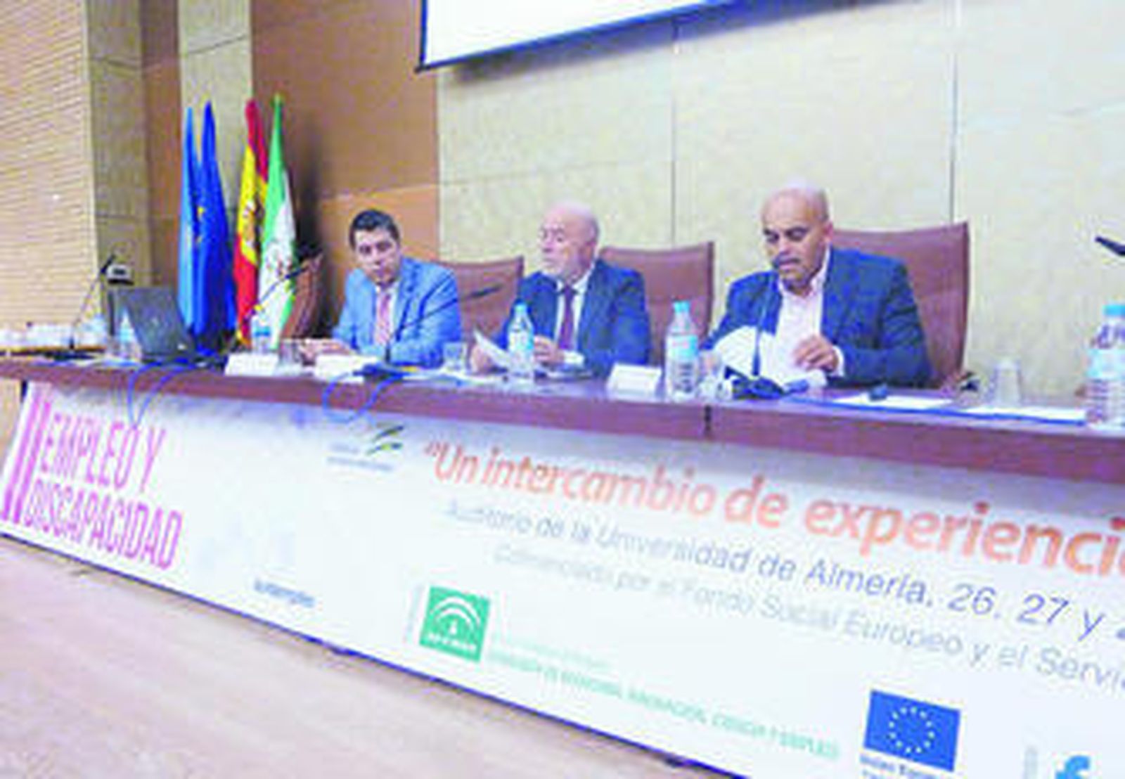 Antonio Luque, profesor de la UAL, el rector Pedro Molina y Valentín Sola, presidente de la FAAM.