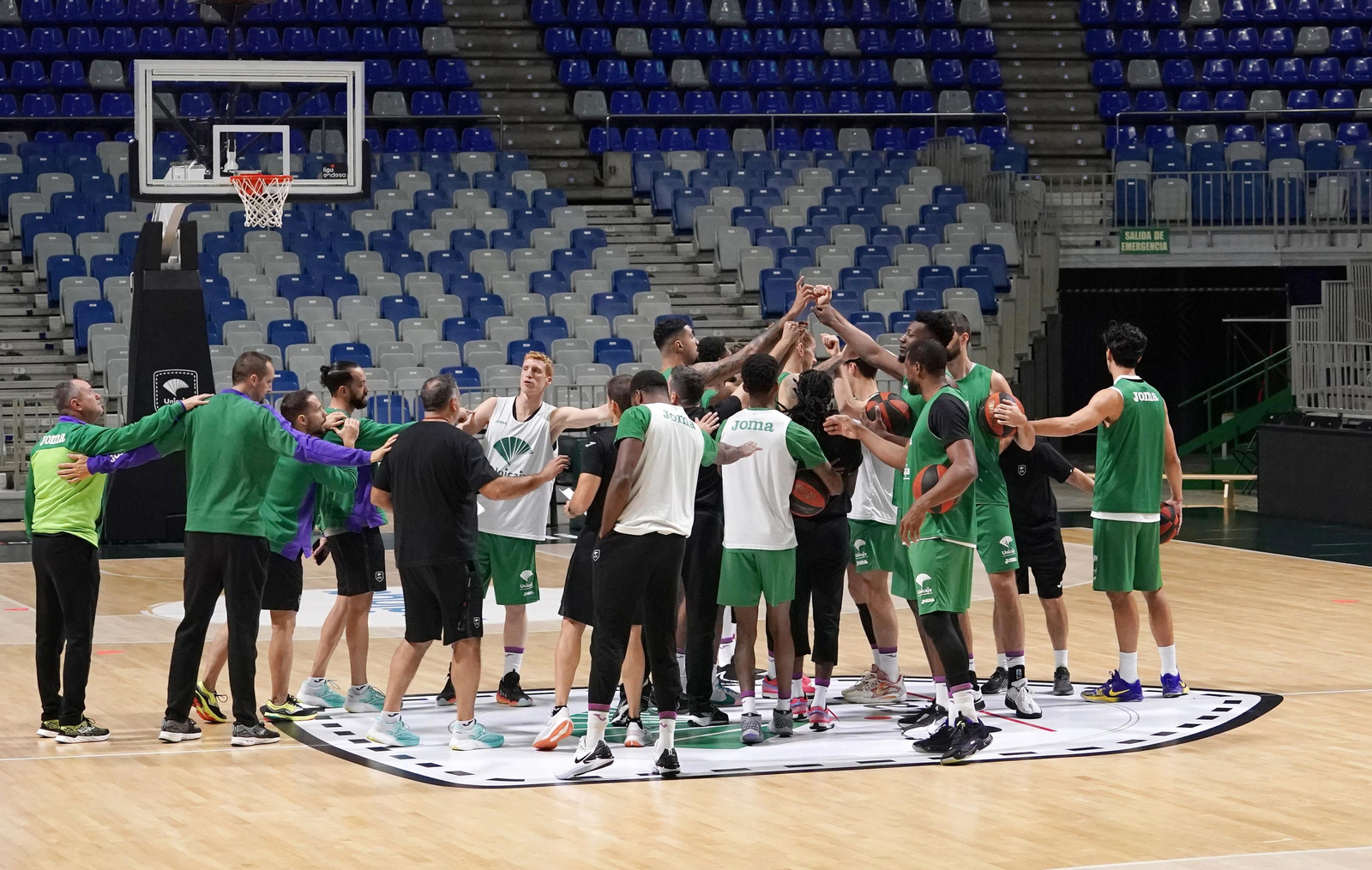 El Unicaja hace piña, ayer, en el Martín Carpena. El Unicaja hace piña, ayer, en el Martín Carpena.