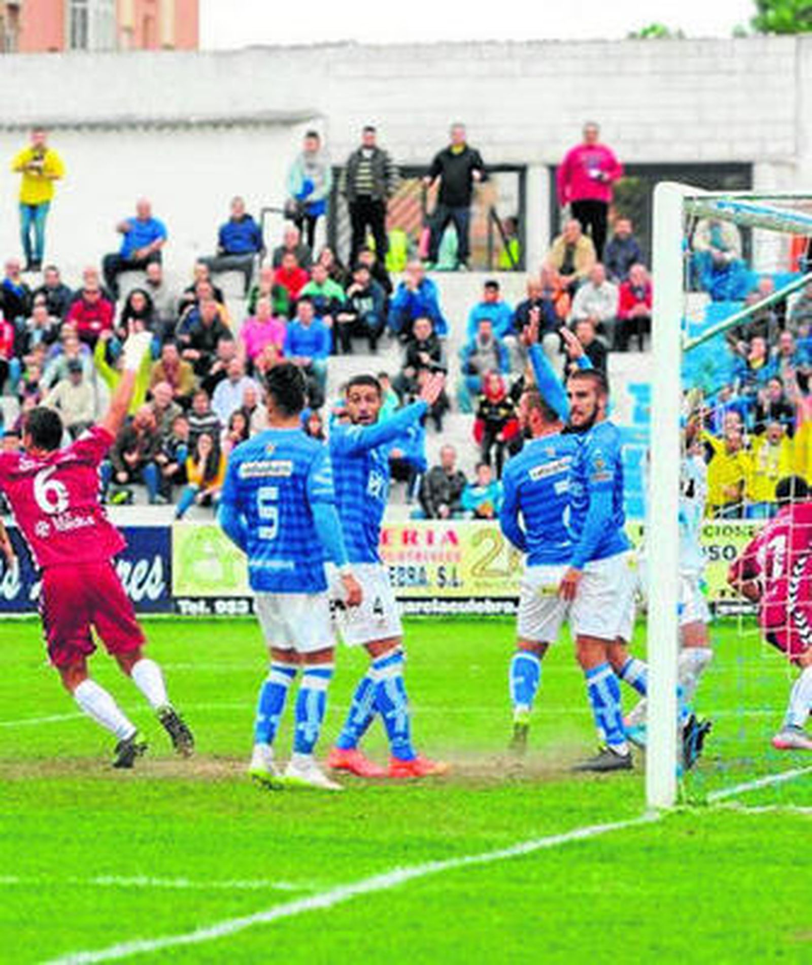 Los jugadores del Linares protestan la jugada del gol del Cádiz.