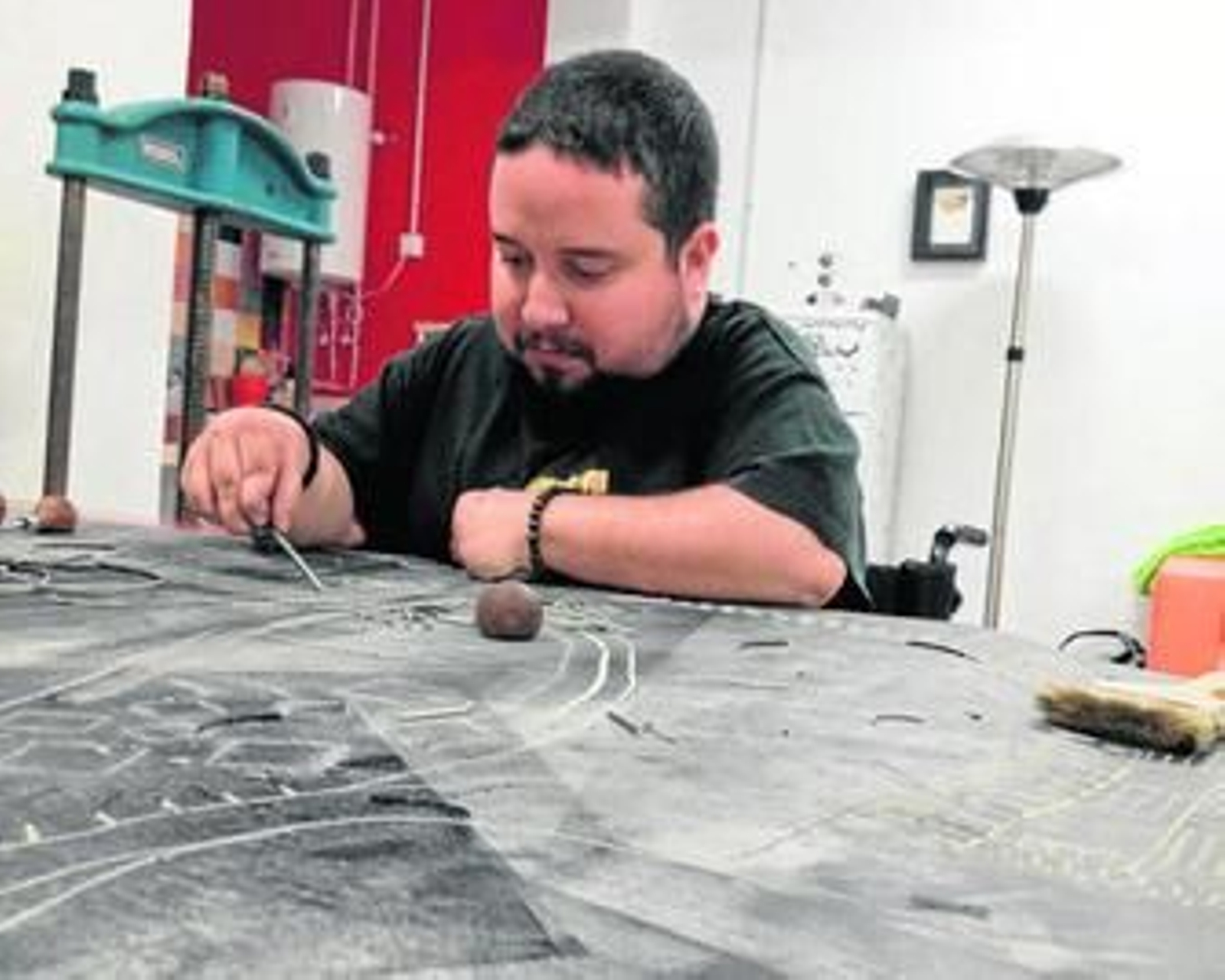 Una especial sensibilidad creativa. Desde hace unos años sus modos, llenos de intensidad creativa, carácter y particularidad, dejaban claro que se estaba ante un artista con una especial sensibilidad y con unas maneras indiscutibles, donde la contundencia y lo sutil jugaban en un mismo estamento creativo