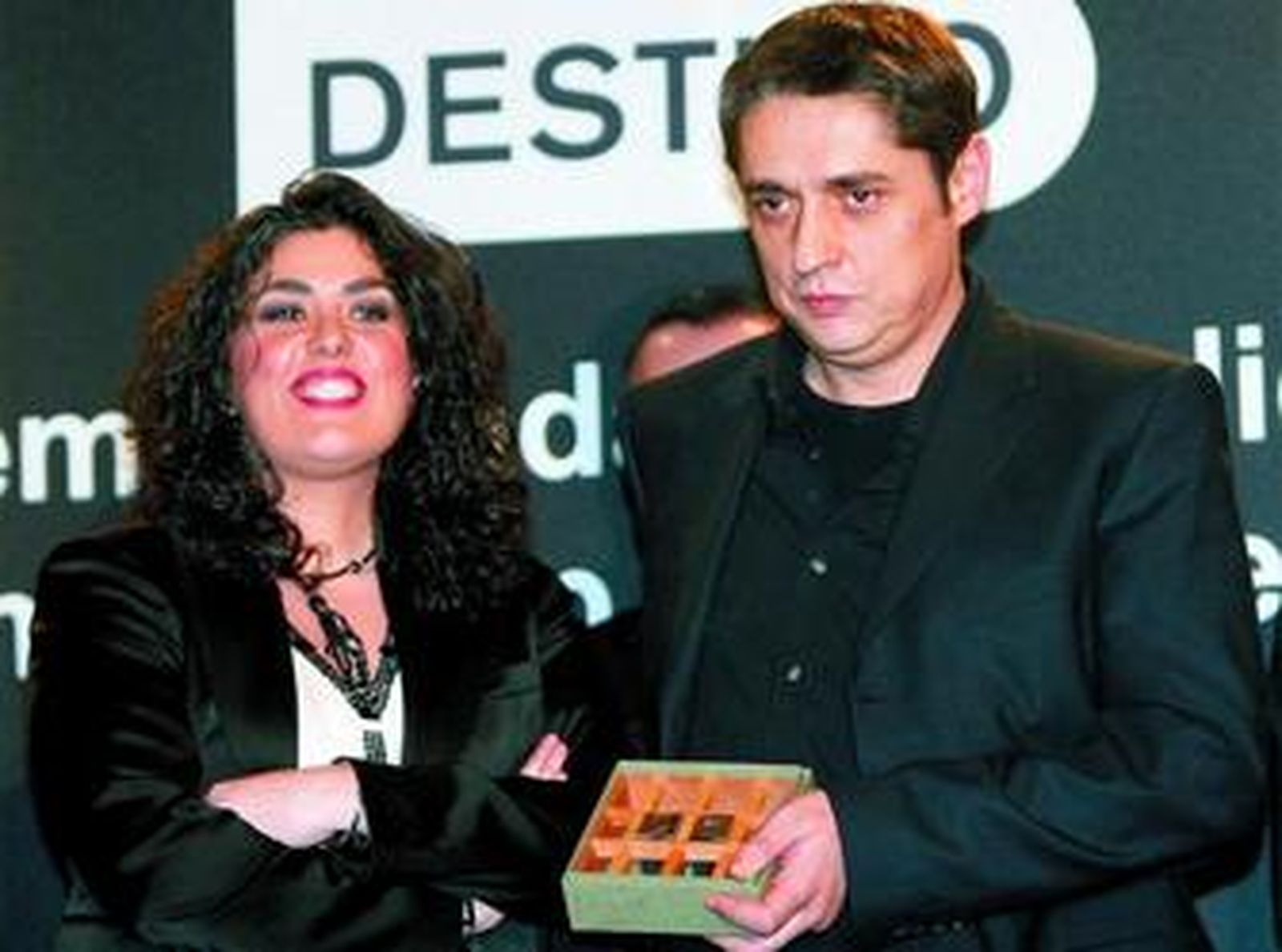 El ganador de la 64 edición del Premio Nadal, Francisco Casavella, junto con la finalista, Eva Díaz, anoche tras la entrega del galardón.