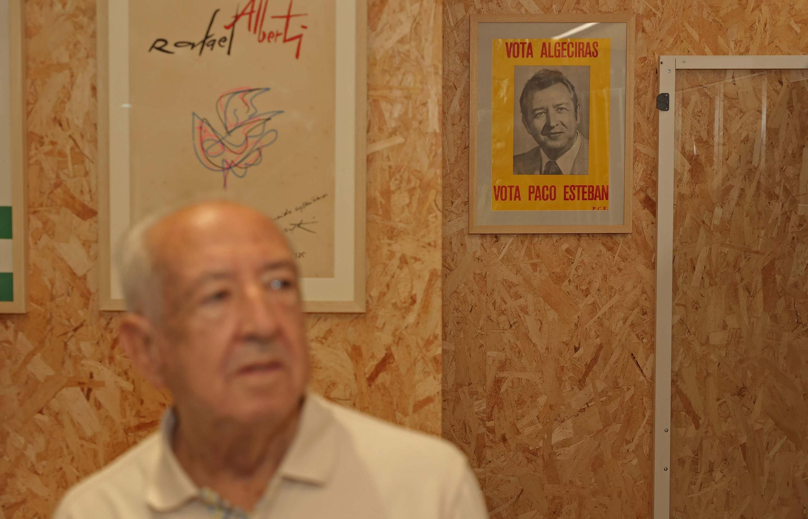 Donanción de la biblioteca y el fondo domucomental de Paco Esteban a la UCA, en imágenes