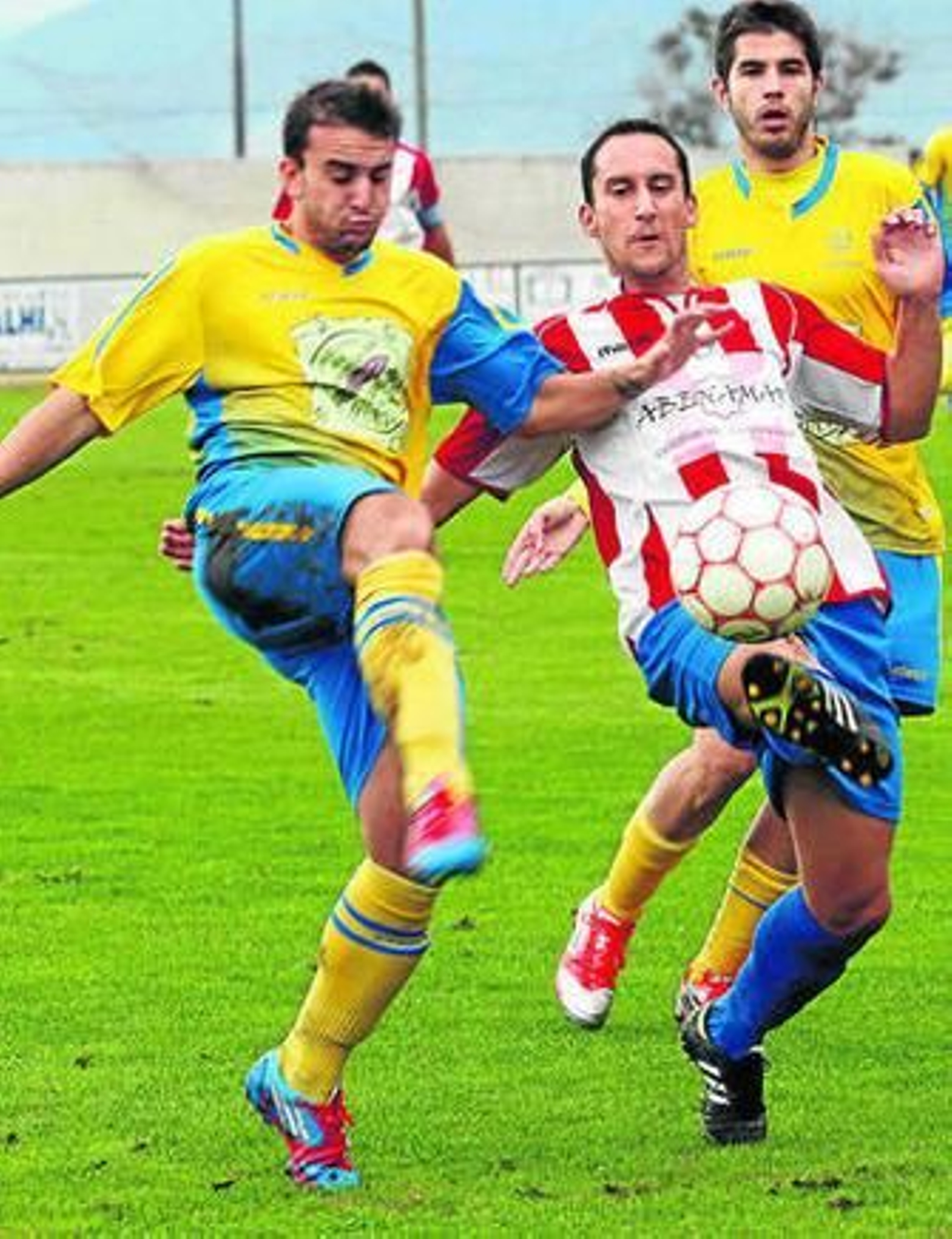 El Arenas y el Huétor B disputaron un partido muy competido.