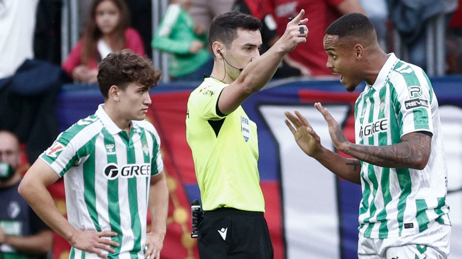 Natan pide explicaciones al colegiado gallego Muñiz Ruiz, que no lo atiende y lo invita a salir del campo.