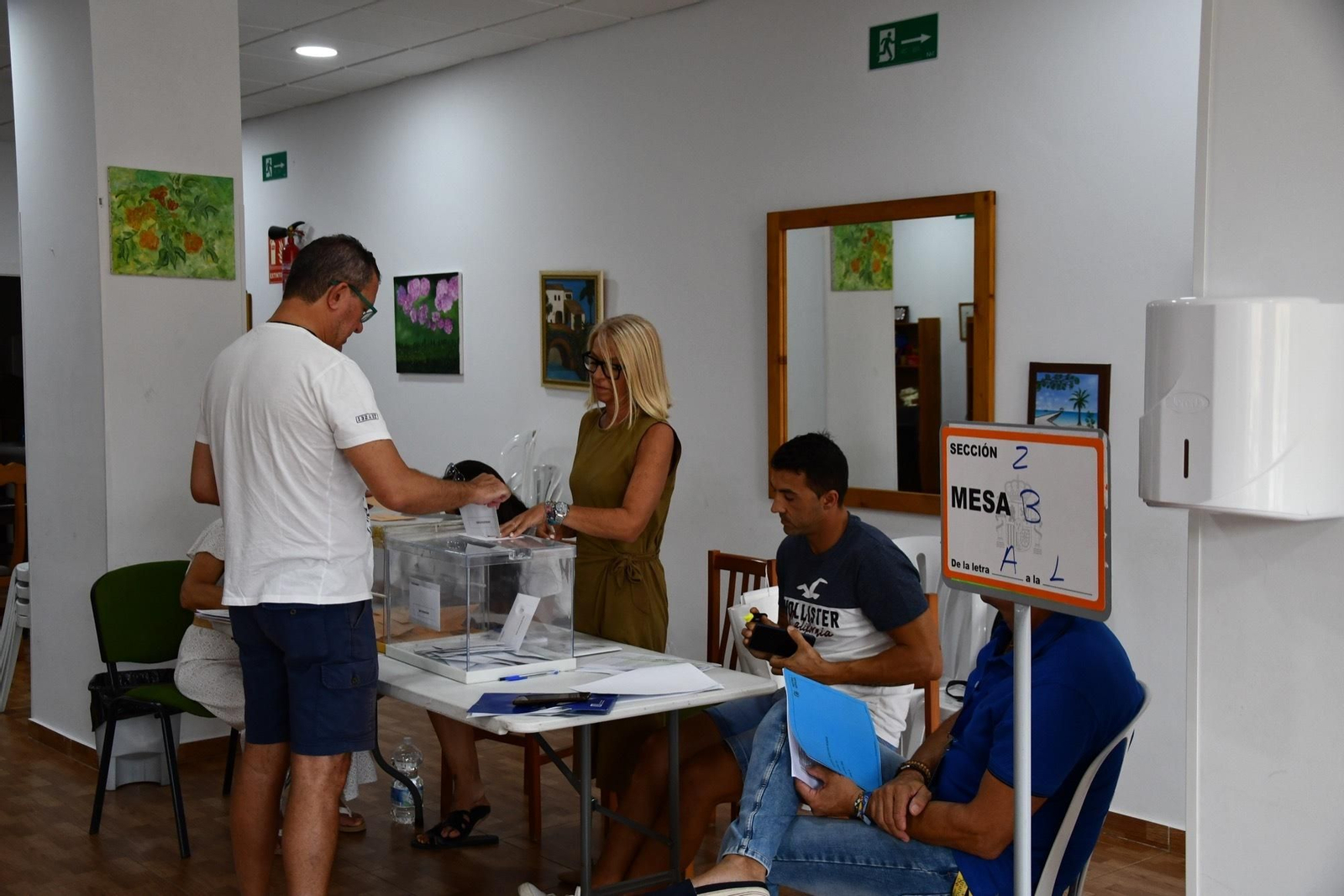 Votos en un colegio electoral de San Roque Votos en un colegio electoral de San Roque