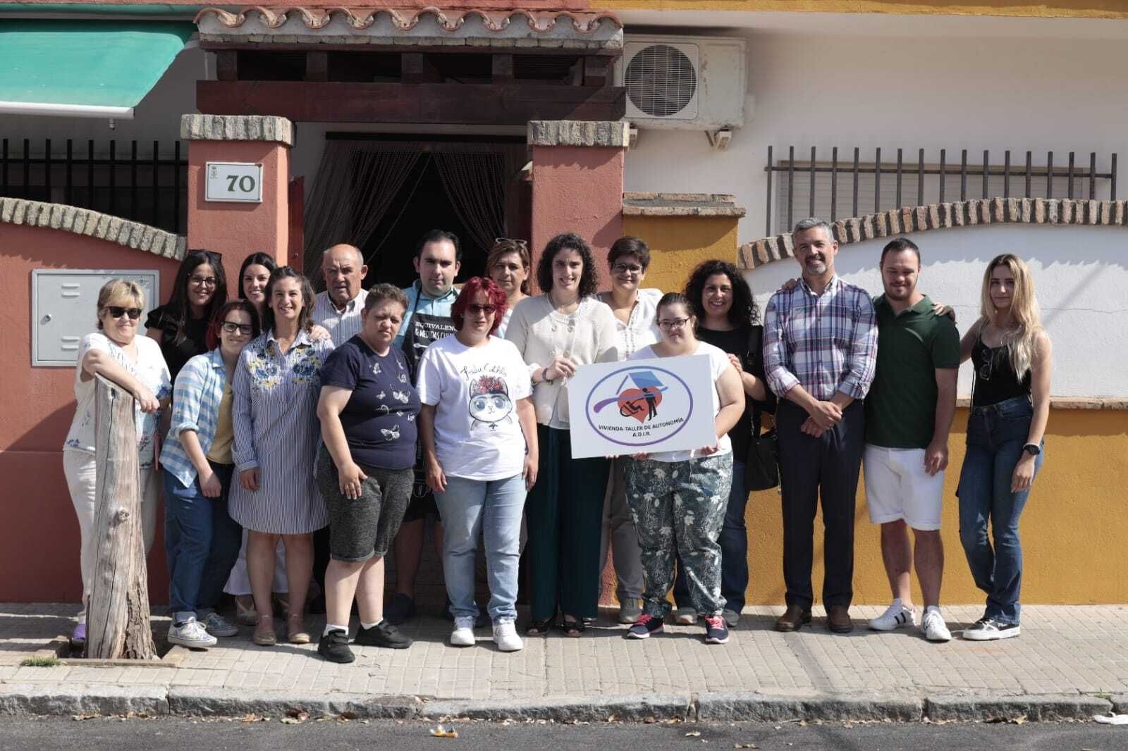 Un momento de la visita del alcalde al “piso piloto” de la Asociación de Personas con Discapacidad de Rota.