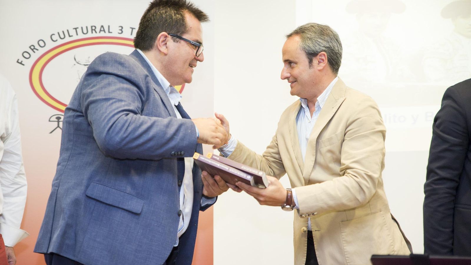 El diputado Antonio J. Rodríguez entrega un obsequio al ponente.