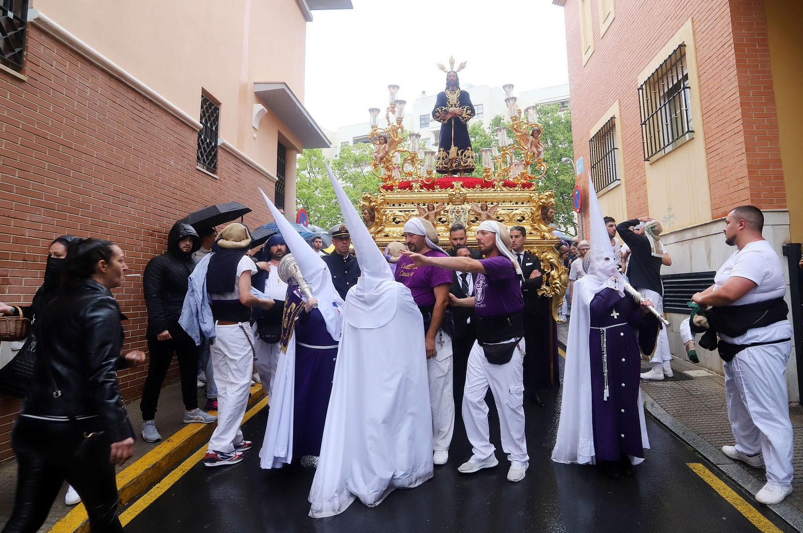 Imágenes de la procesión del Cautivo  bajo la lluvia en Huelva
