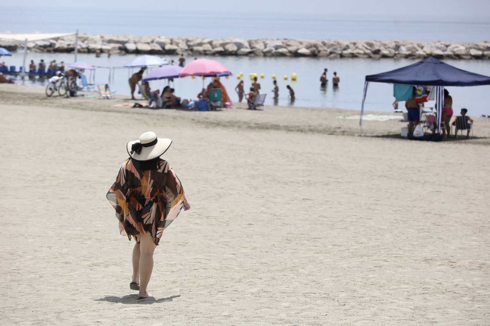 Gran ambiente en las playas de Málaga en plena jornada electoral