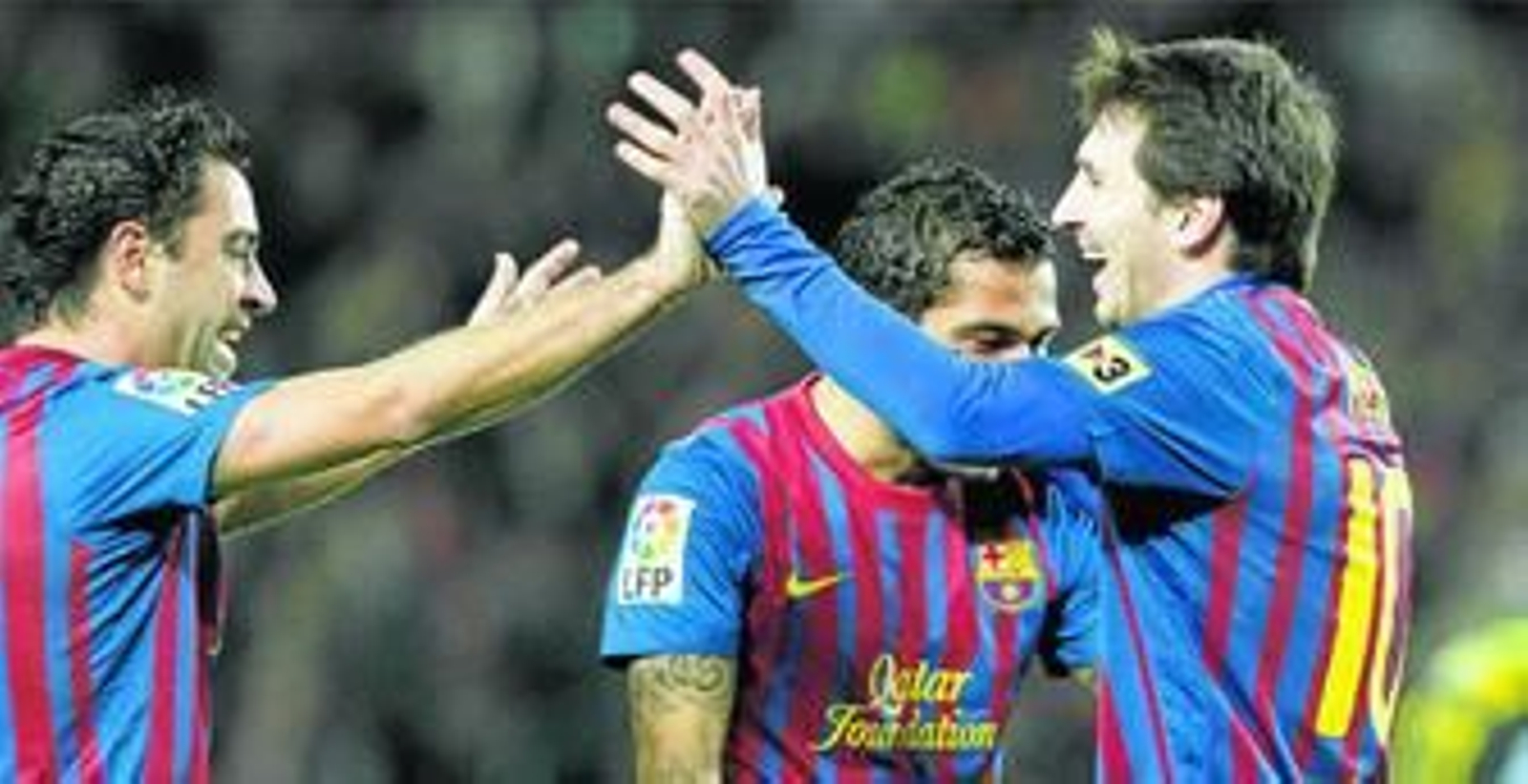 Xavi y Messi se felicitan por un gol del Barcelona el pasado sábado ante el Levante en presencia de Daniel Alves.