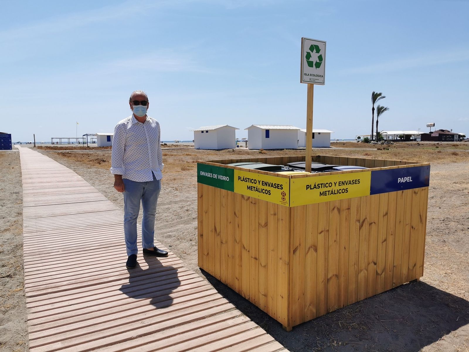 Pedro Vera junto a las islas ecológicas instaladas.