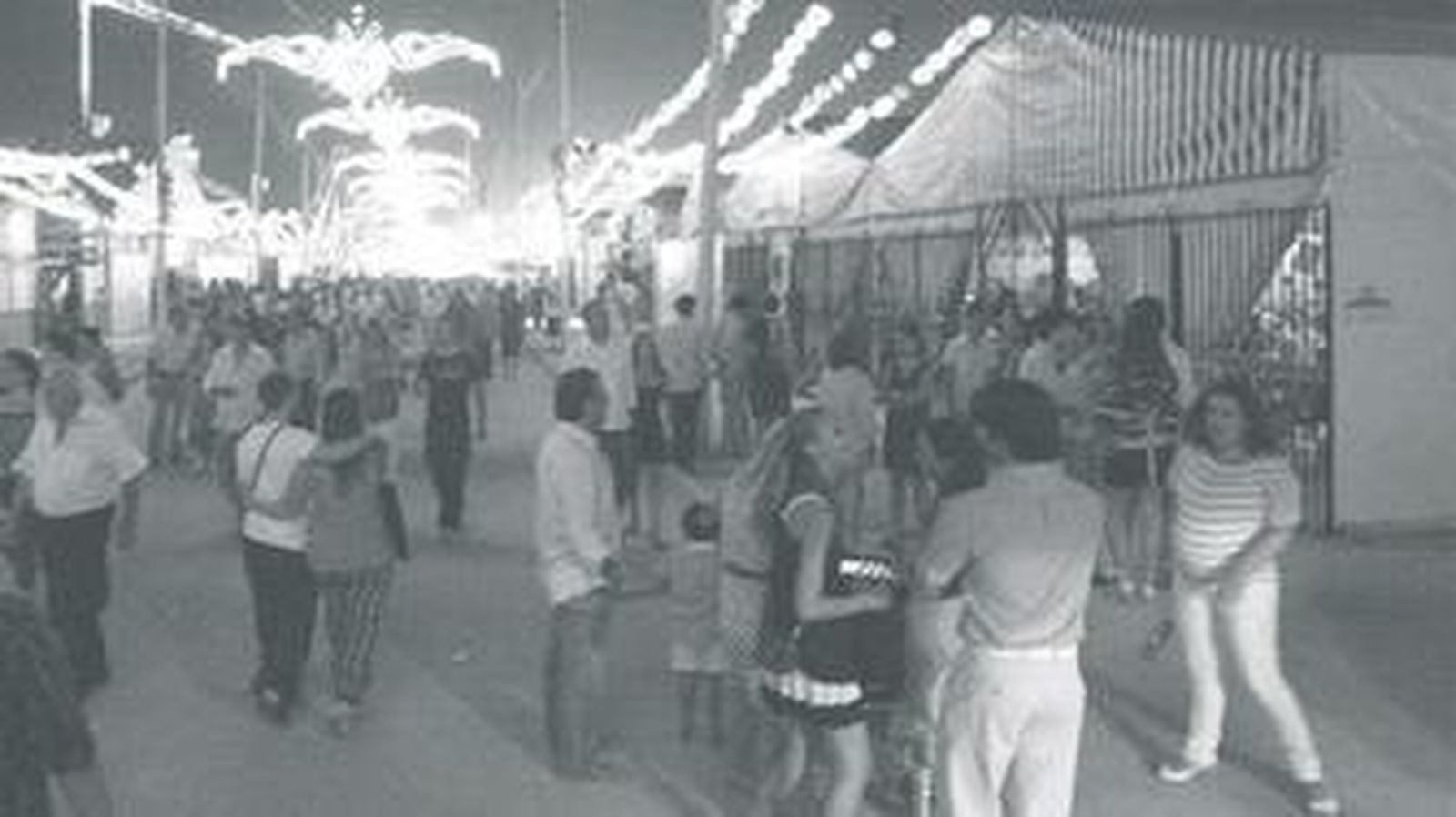 La gente pasea por la avenida de La Velada el último sábado de Feria.