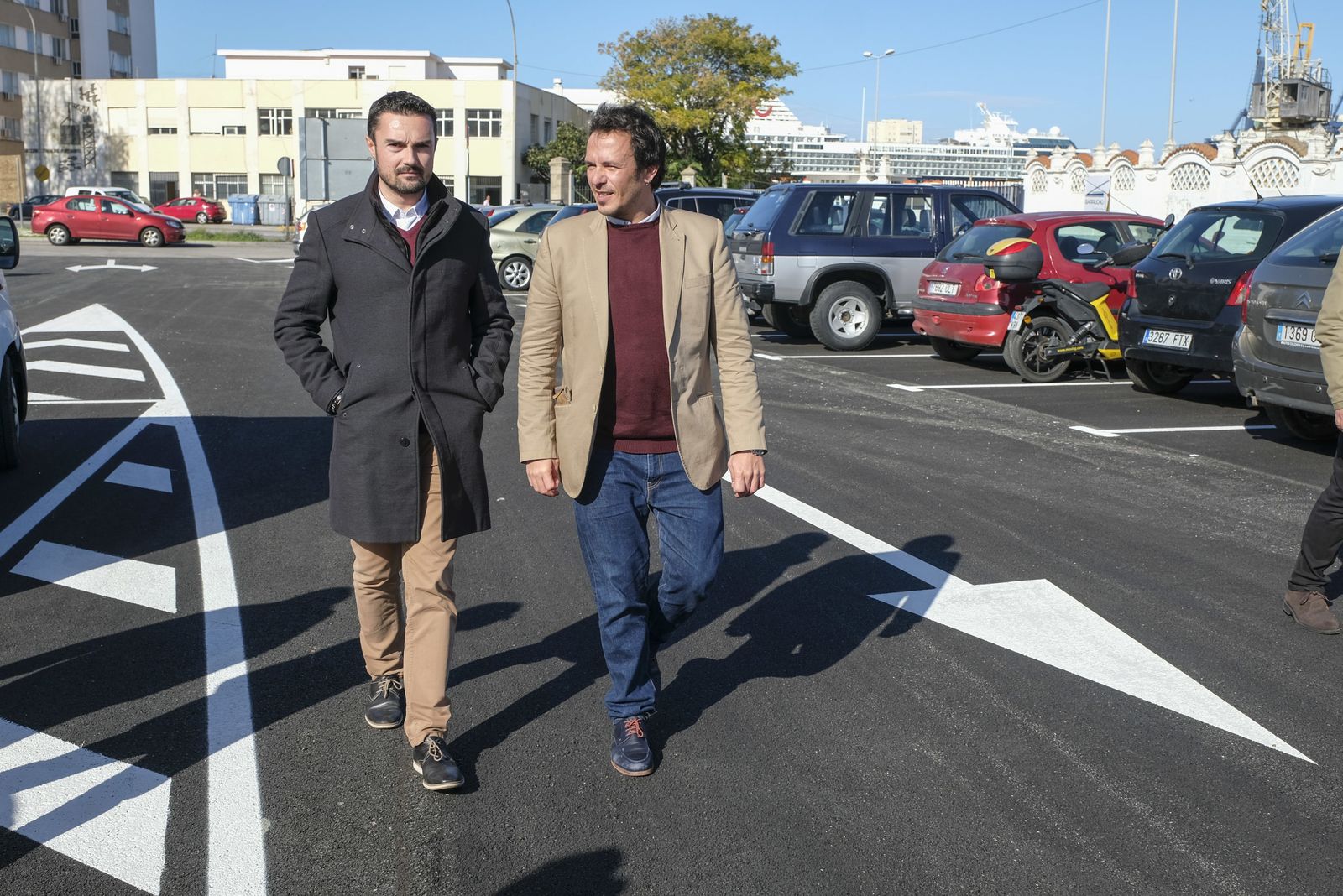 José María González y Martín Vila, visitante el nuevo estacionamiento en la avenida de Astilleros