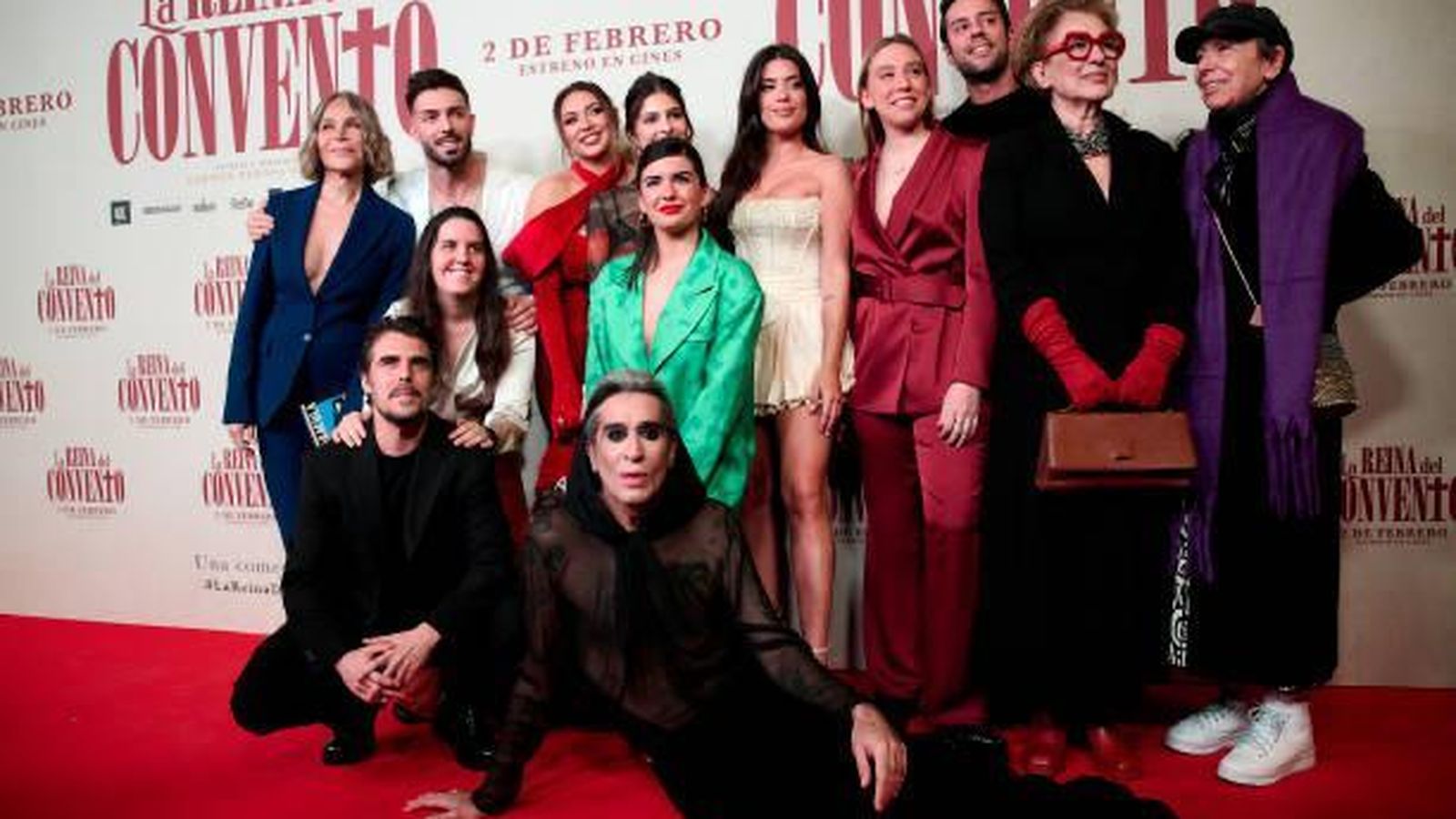 Sarayma, junto al elenco de 'La reina del convento'.