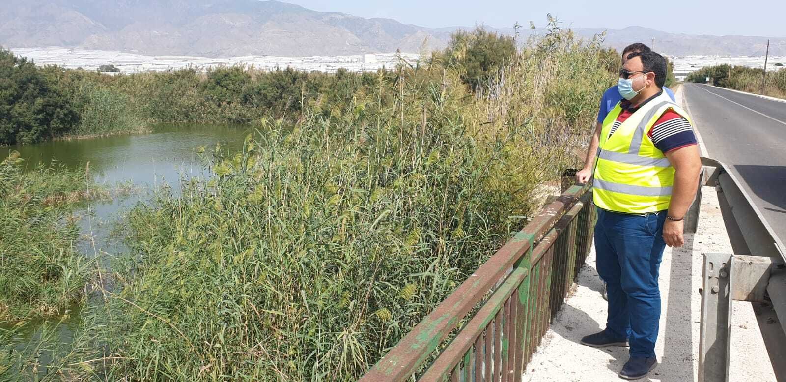 Francisco Pérez, en uno de los humedales no protegidos de El Ejido.