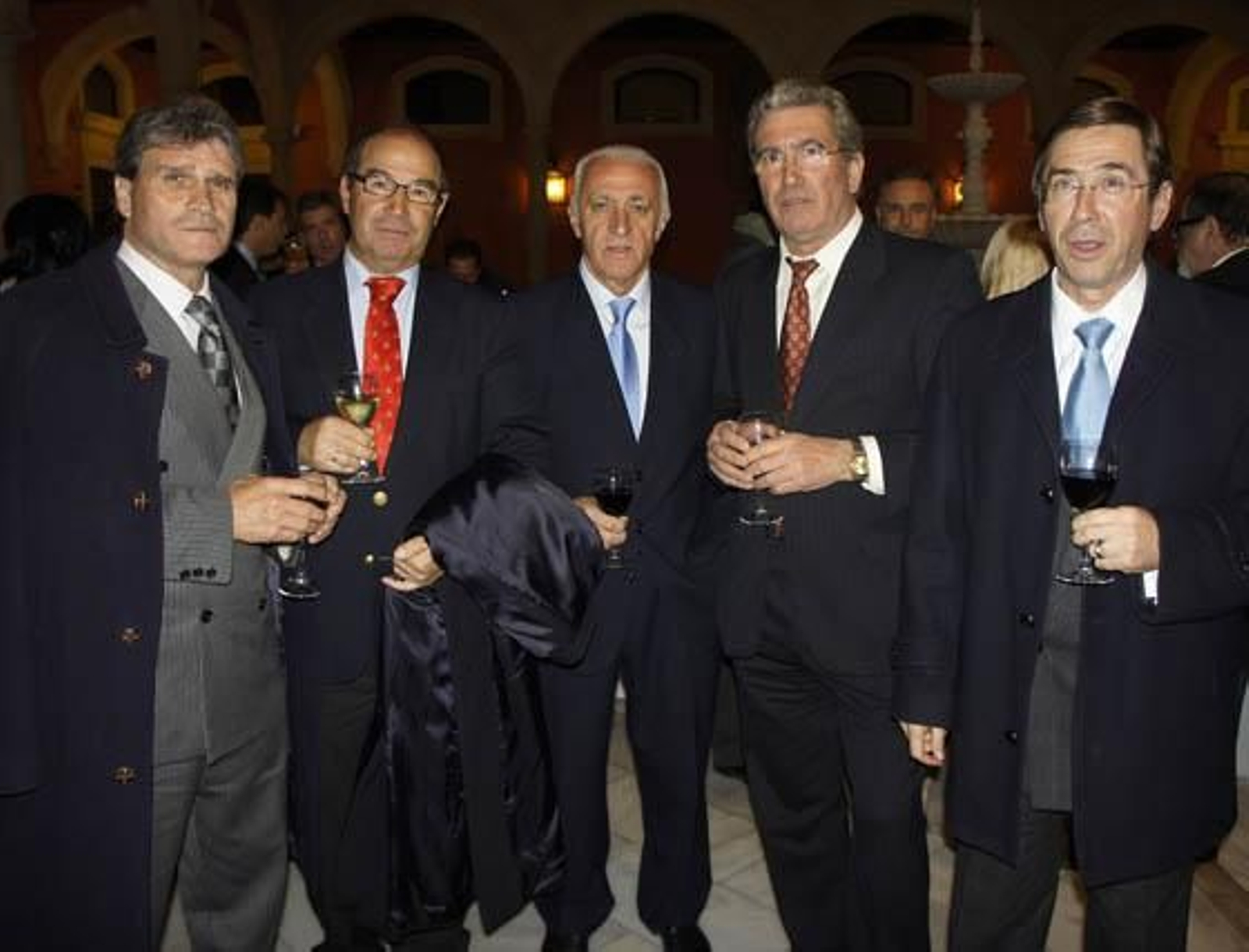 Los ex jugadores del Real Betis Balompié Antonio Biosca, Javier López, Francisco Bizcocho, Sebastián Alabanda y Julio Cardeñosa.

Foto: Victoria Ramírez