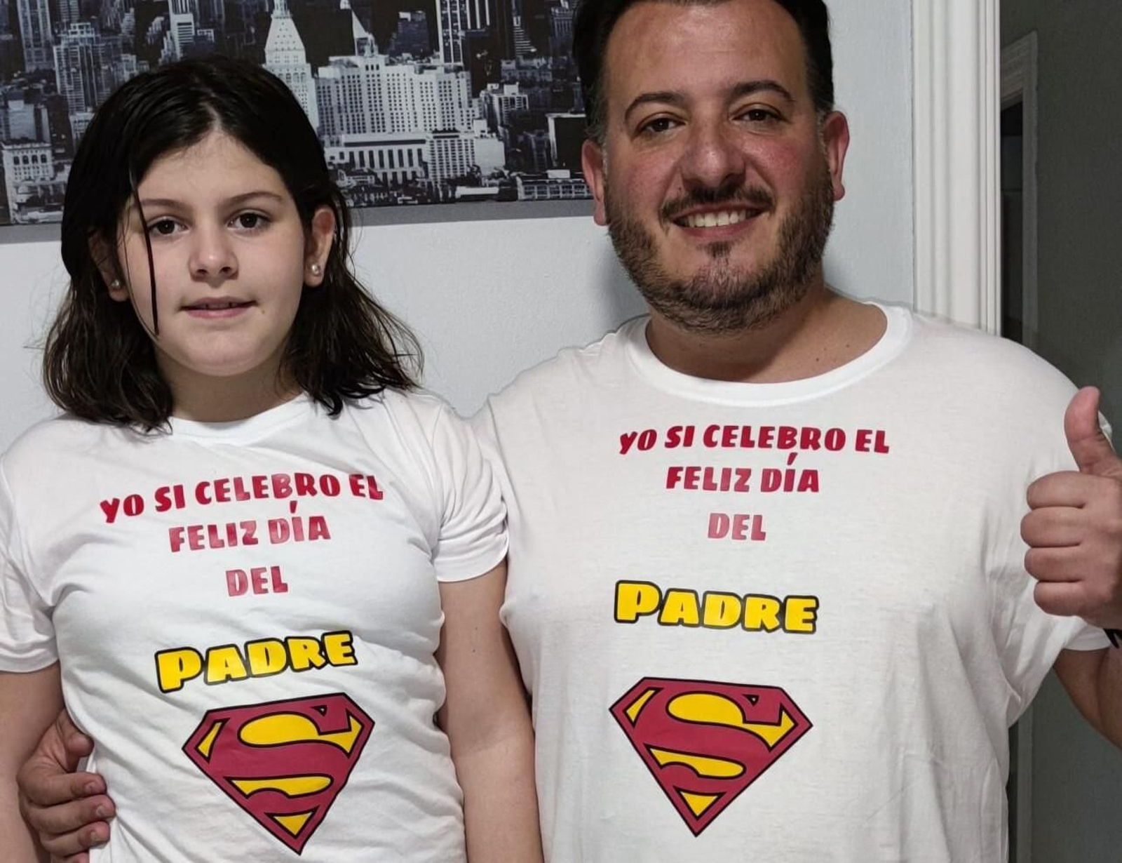 Un padre con su hija y la camiseta con la que 'Sí celebro el feliz Día del Padre' Un padre con su hija y la camiseta con la que 'Sí celebro el feliz Día del Padre'