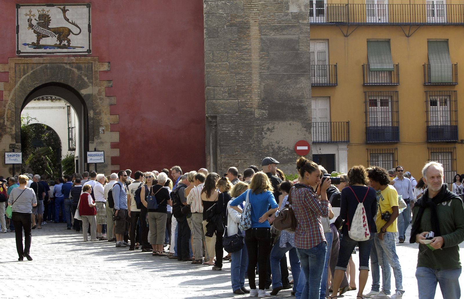 Turistas hacen cola para visitar el Alcázar de Sevilla.