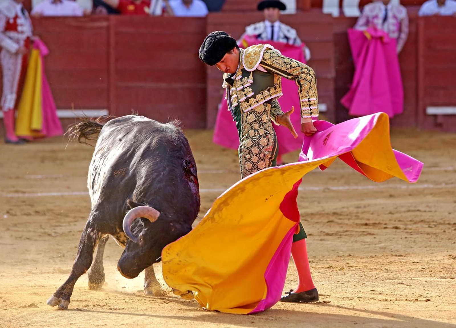 El peruano se lució bajando la mano con la muleta pero manejó con gran soltura tambien el capote.