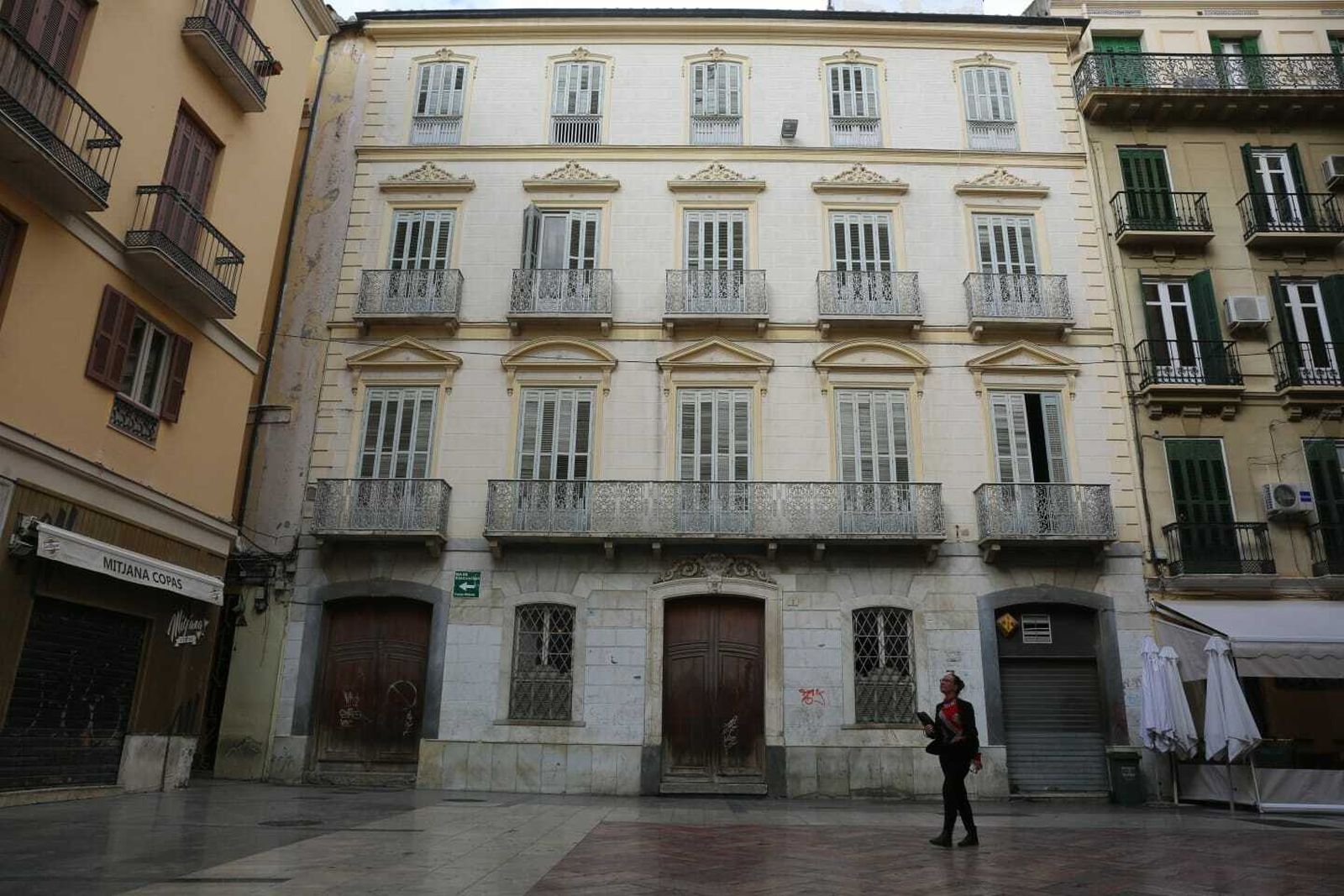 Fachada principal del palacete situado en la Plaza Marqués del Vado.