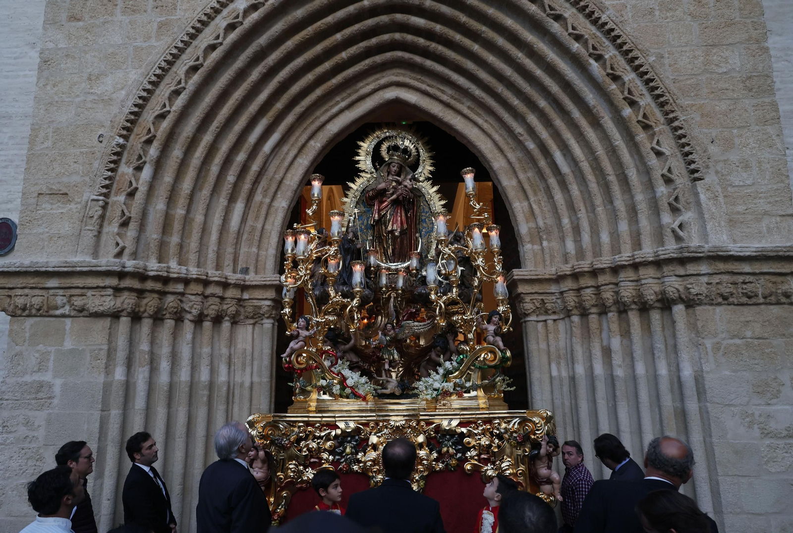 La Reina De los Santos recorre las calles de su barrio