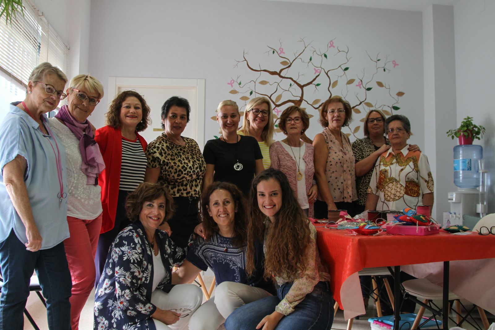 Socias de la Asociación de Mujeres Operadas de Cáncer de Mama, en su sede de la calle Jaboneros.
