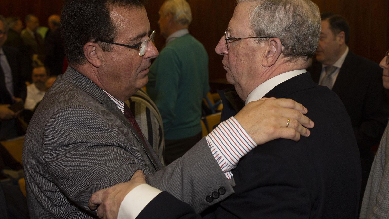 El delegado de Gobernación y Fiestas Mayores, Juan Carlos Cabrera; y el presidente del Consejo, Francisco Vélez.