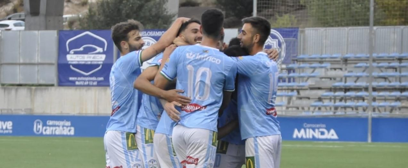 Los jugadores del Ciudad de Lucena celebran un tanto.