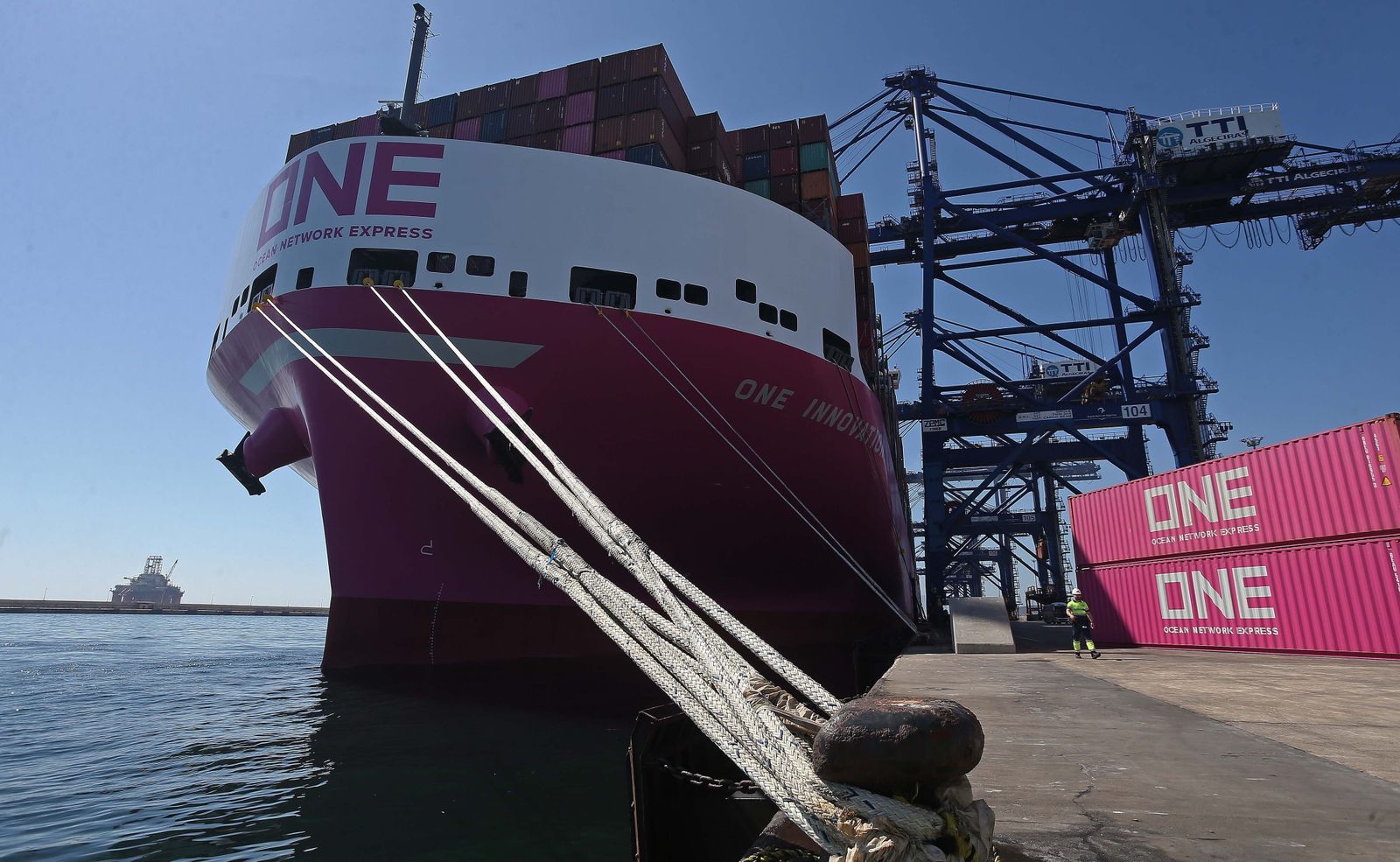 Fotos de la visita del buque ' One Innovation', el tercer portacontenedores más grande del mundo, en Algeciras