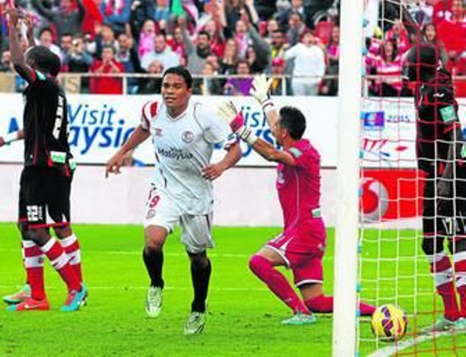 Roberto, Foulquier y Sissoko reclaman al árbitro en la acción del 1-0 del Sevilla, todo un despropósito defensivo del Granada.
