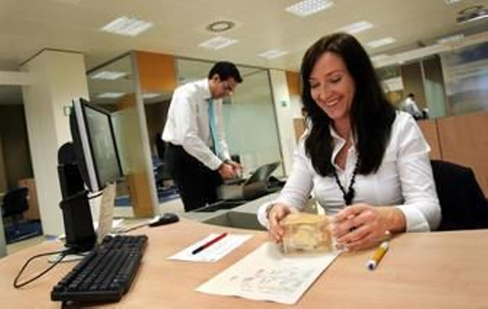 Empleados de una entidad financiera en la capital en una imagen del año 2008. Empleados de una entidad financiera en la capital en una imagen del año 2008.