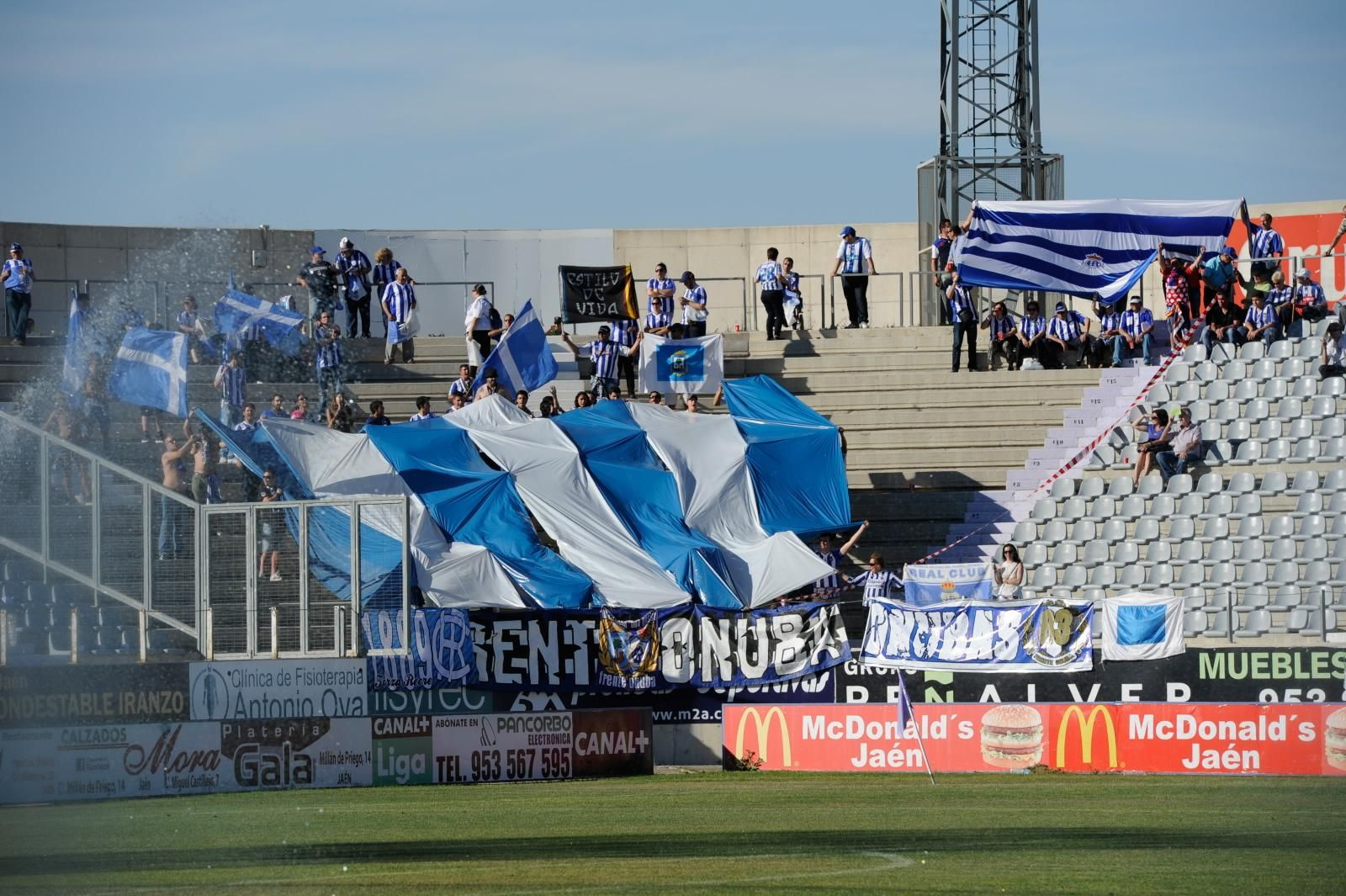 Afición del Recre desplazada a Jaén en la temporada 13/14.