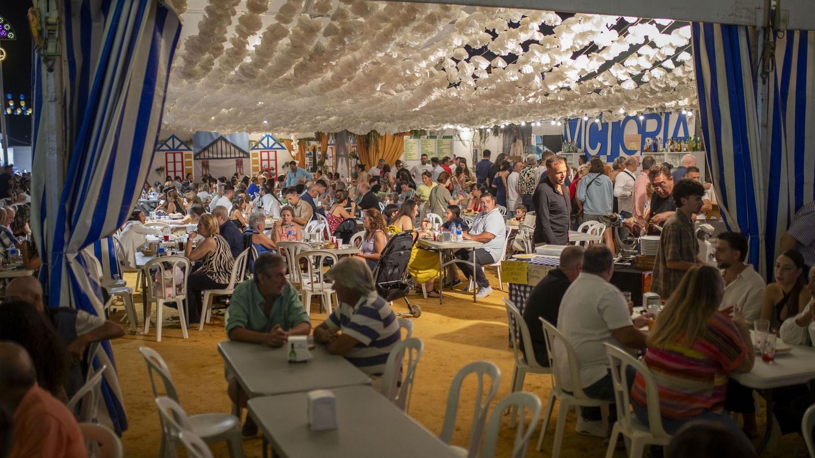 Ambiente en una caseta duran te las Fiestas Colombinas. Ambiente en una caseta duran te las Fiestas Colombinas.