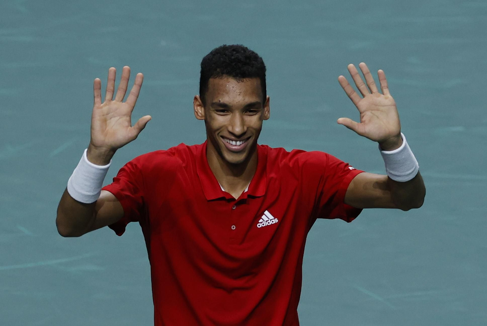 Felix Auger Aliassime saluda.