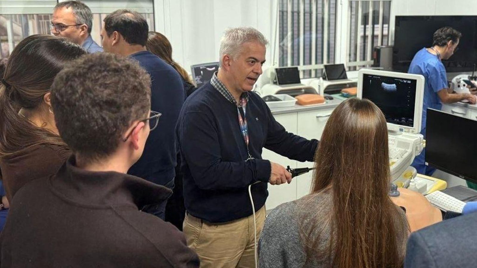 El jefe de Cirugía General y Digestiva del Hospital de Valme, el doctor Pablo Parra, durante en aula docente del hospital sevillano dotada para la simulación clínica.
