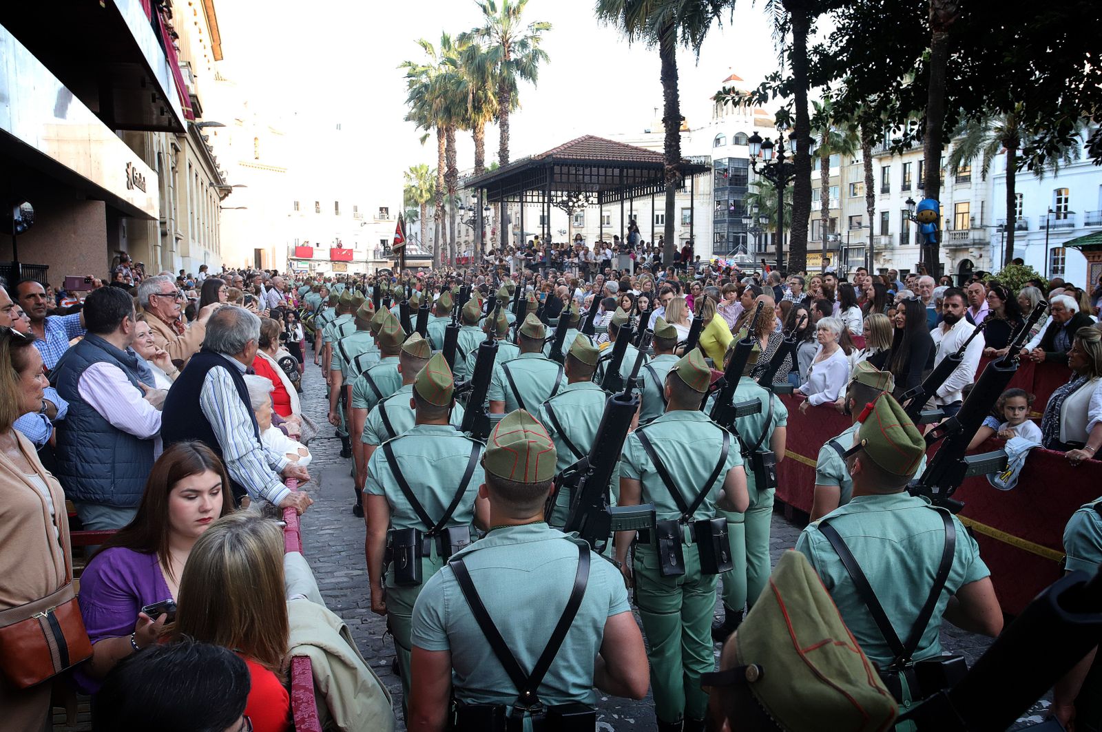 Sábado de Pasión: Imágenes de La Legión con el Cristo de la Vera+Cruz