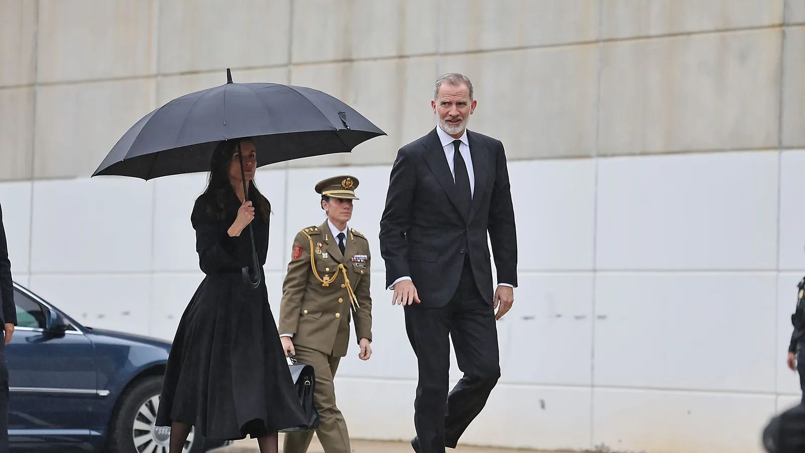 Llegada de los reyes Felipe VI y Doña Letizia al funeral por las víctimas de Adamuz en Huelva.