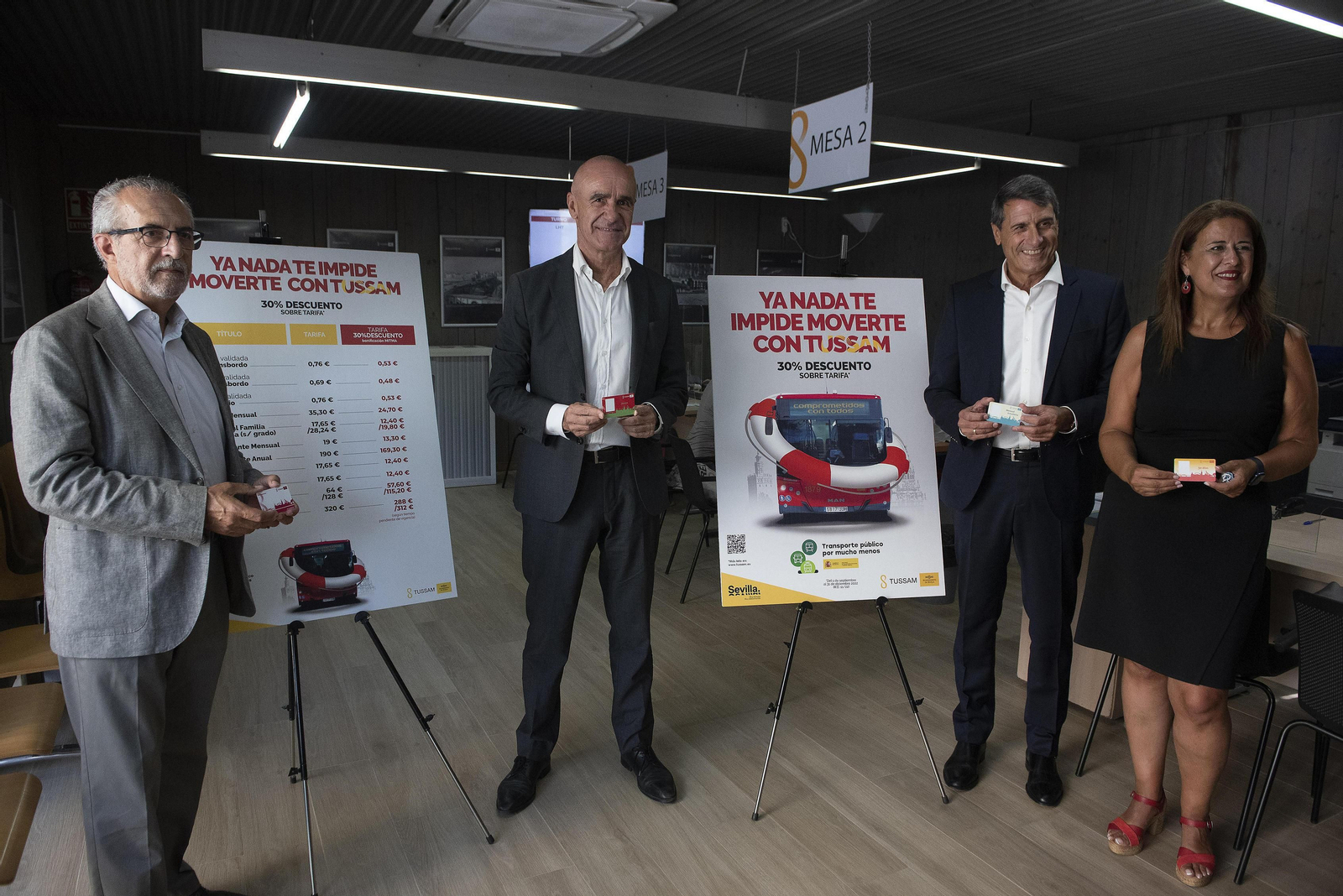 Flores y Muñoz durante un acto de Tussam.