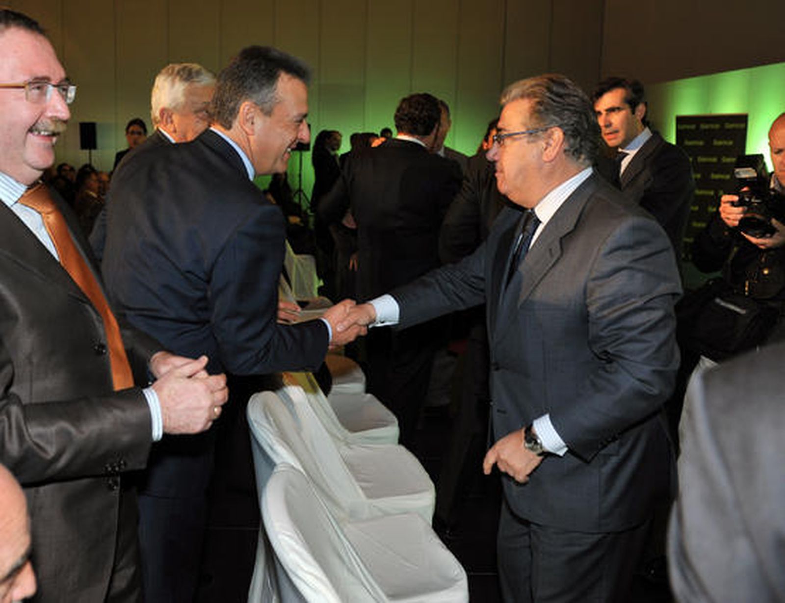 El director general de Endesa en Andalucía, Francisco Arteaga, saluda a Juan Ignacio Zoido, en presencia de Ángel Gallego, presidente del Consejo Económico y Social, y Francisco Herrero, presidente de la Cámara de Comercio de Sevilla.

Foto: Juan Carlos Vazquez/Manuel Gomez