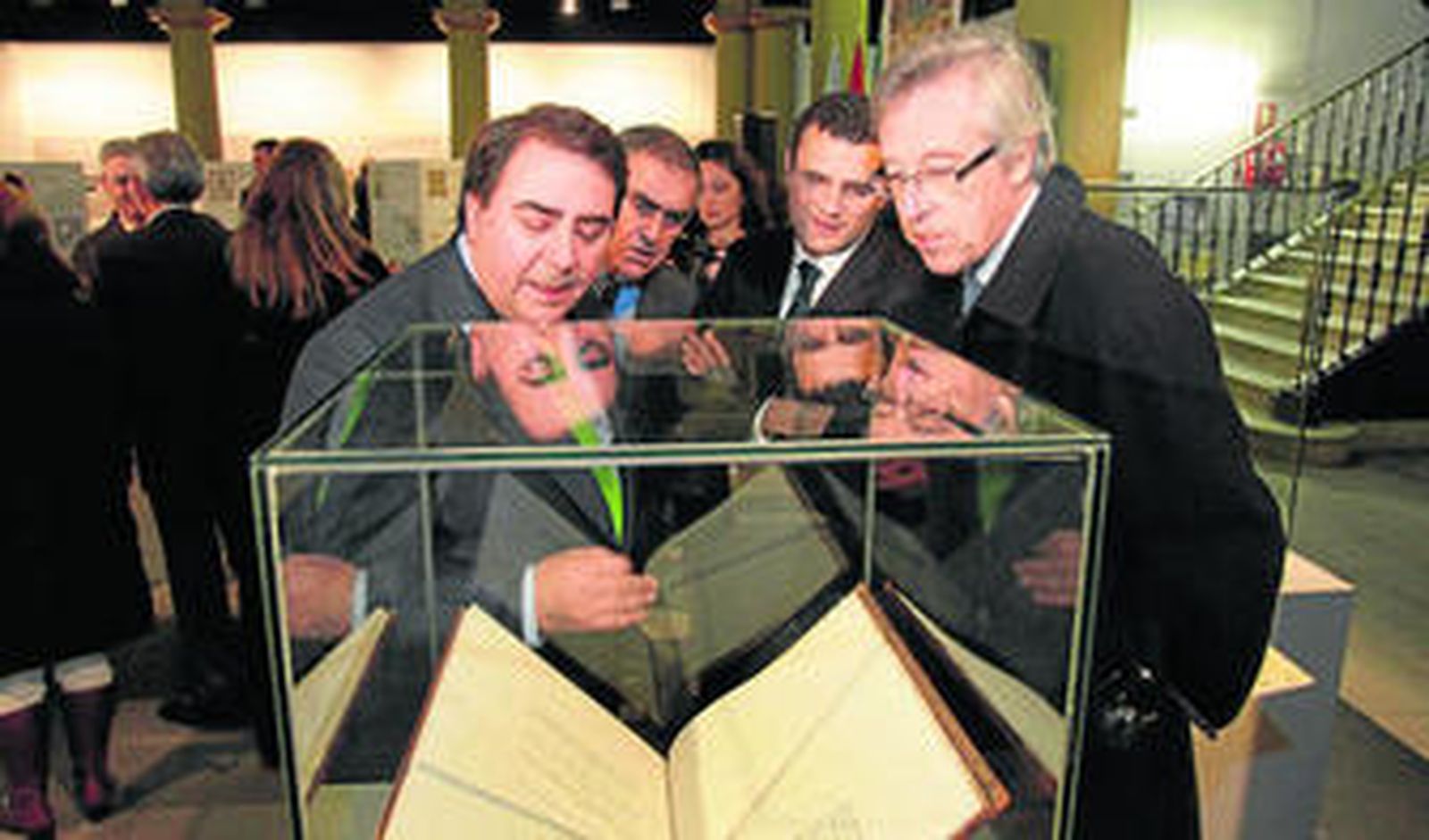 Las autoridades coruñesas y el gaditano Bruno García, observan el ejemplar de la Constitución de Cádiz.