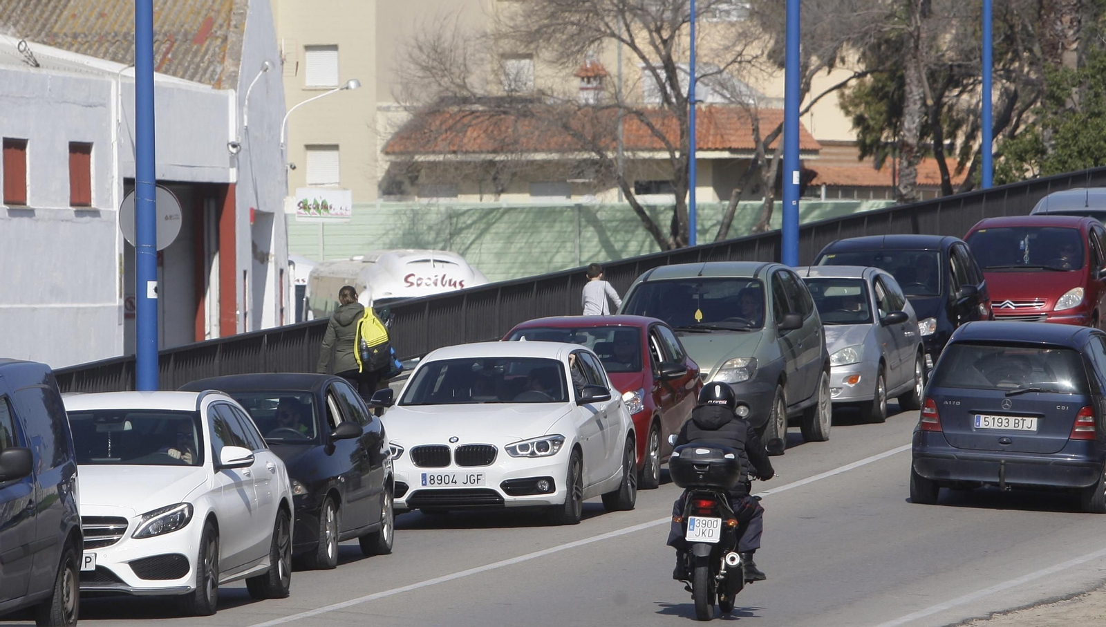 Caravana de vehículos en el Puente del Gran Poder, uno de los puntos negros del tráfico rodado en San Fernando. Caravana de vehículos en el Puente del Gran Poder, uno de los puntos negros del tráfico rodado en San Fernando.