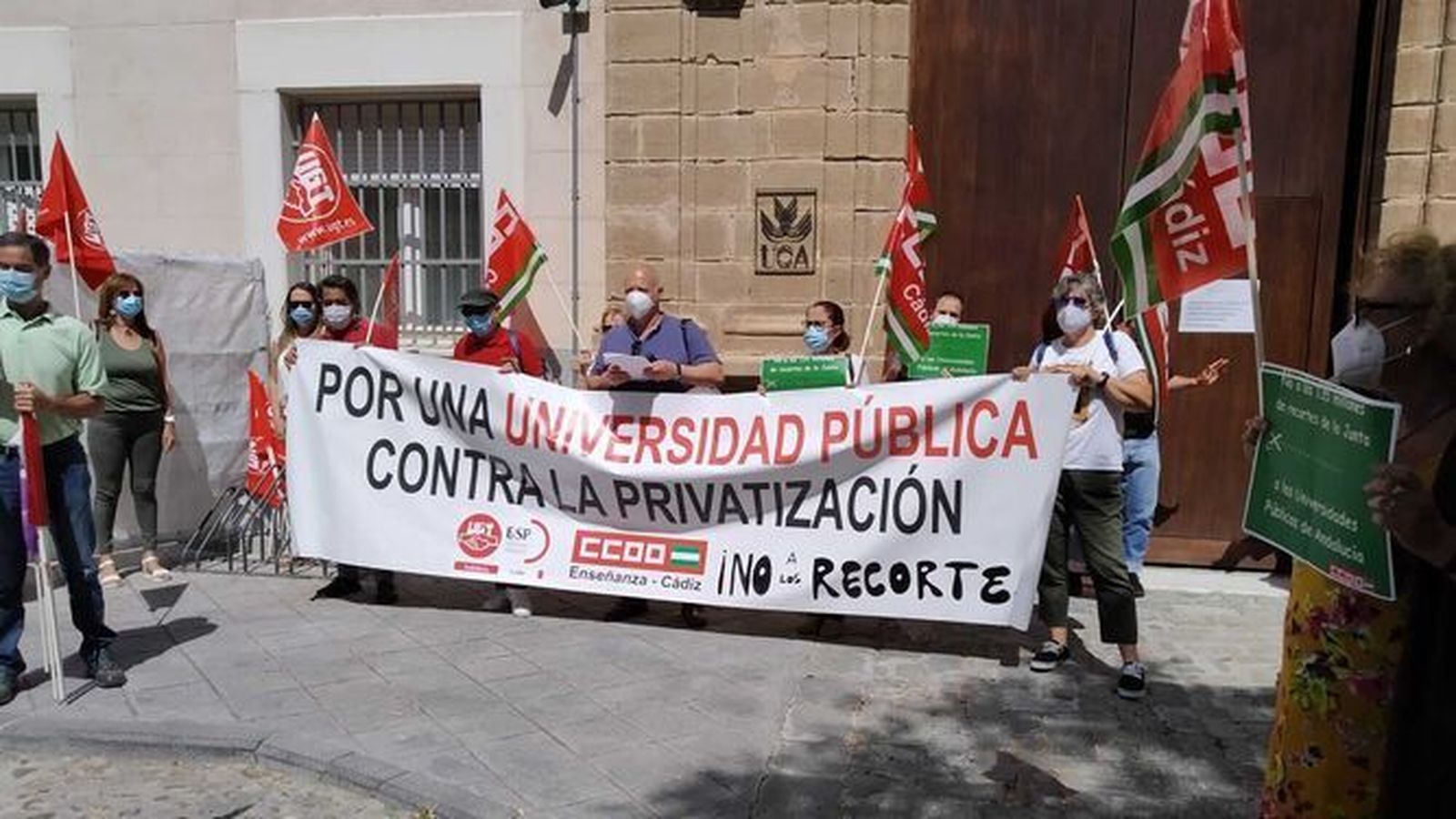 Sindicalistas, protestando por este "recorte brutal", ante una de las sedes de la UCA.