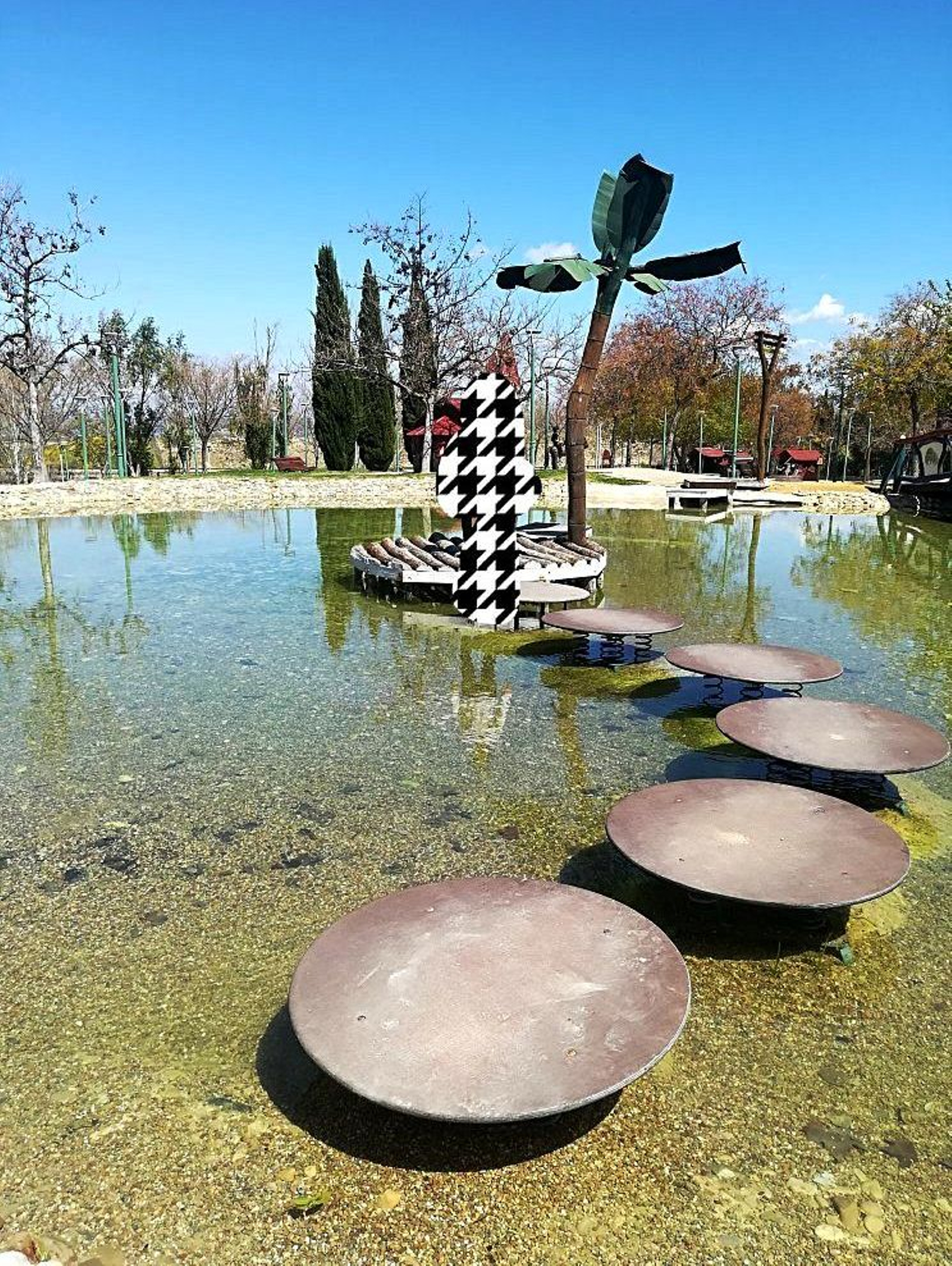 A modo de juego de 'Humor amarillo', deberás pasar por estas plataformas sin caer al agua.