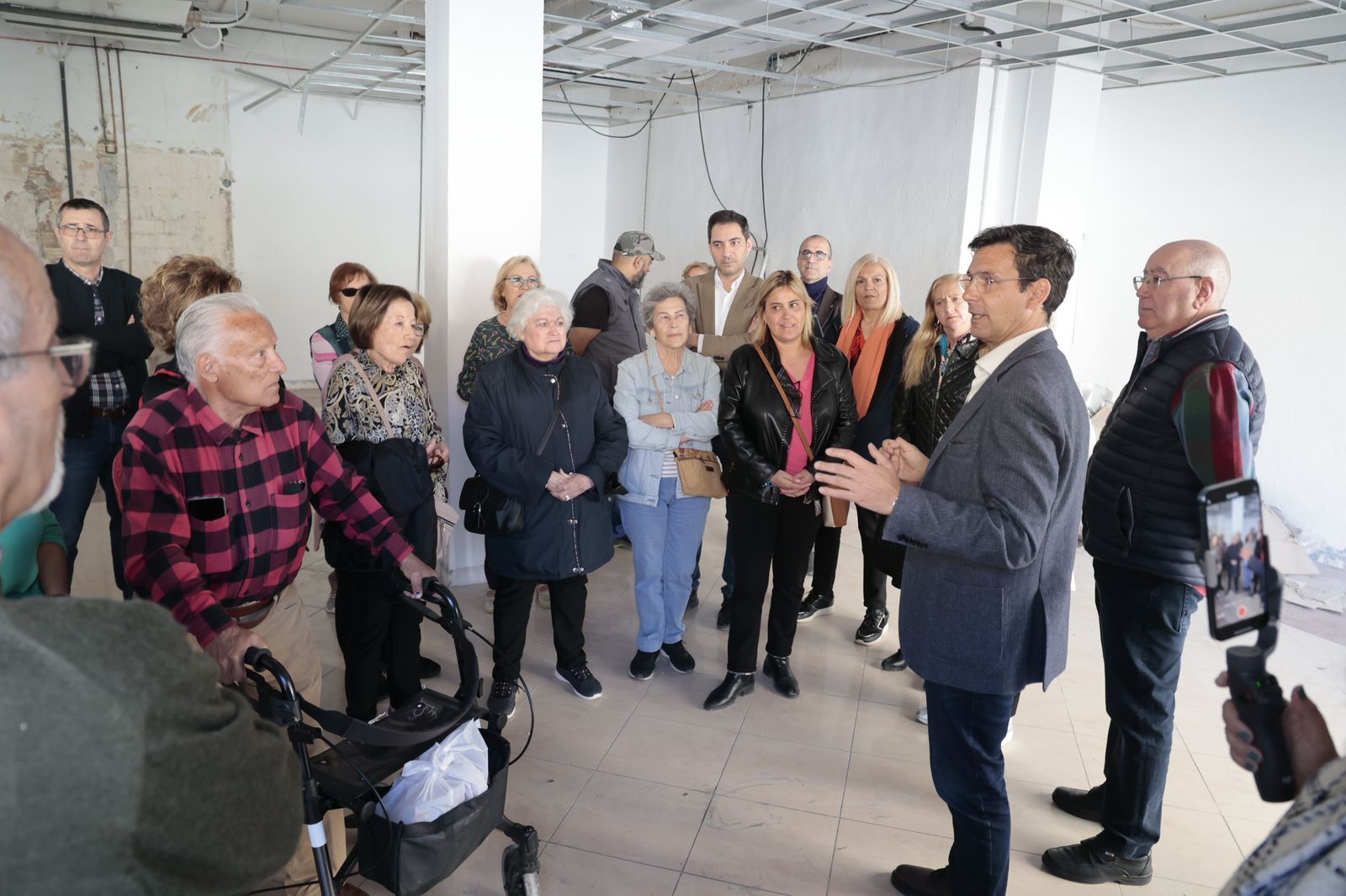 Imagen de la visita del alcalde de Granada al local del Zaidín que será habilitado para sus actividades
