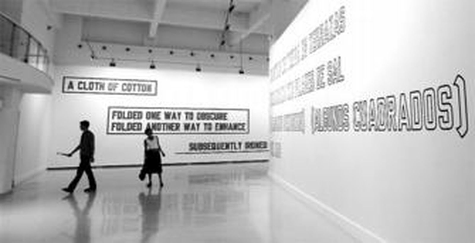 Algunos de los textos que conforman la muestra 'Forever & a day', de Lawrence Weiner.
