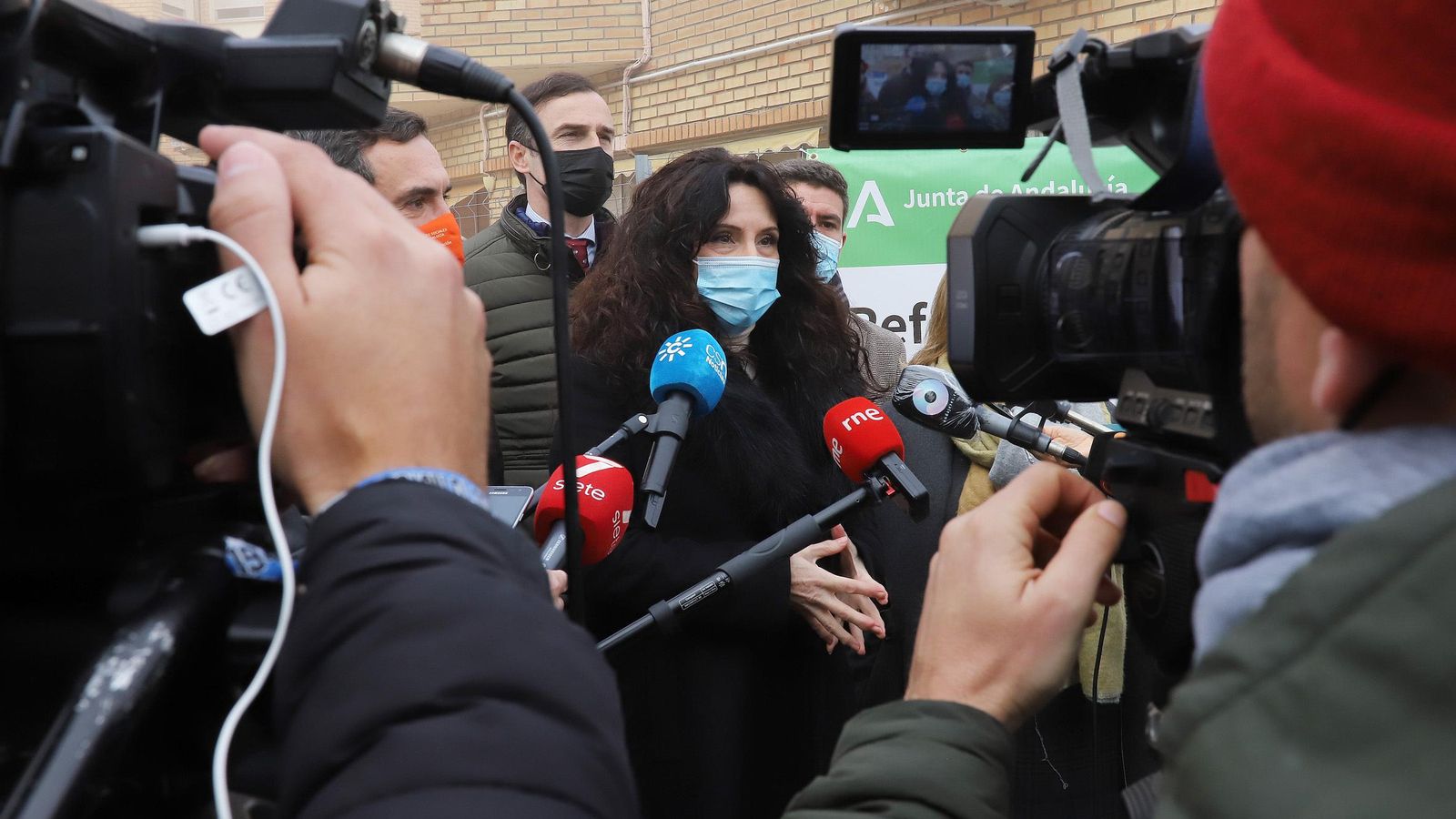 La consejera, atendiendo a los medios.
