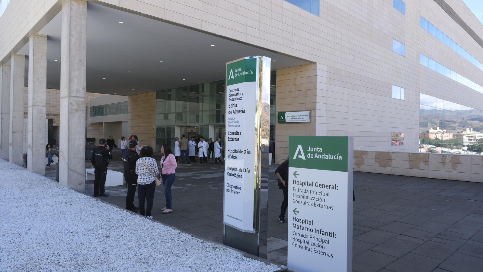 Visita del Consejero de Salud, Antonio Sanz, al nuevo edificio de consultas externas del Hospital Torrecárdenas, en imágenes